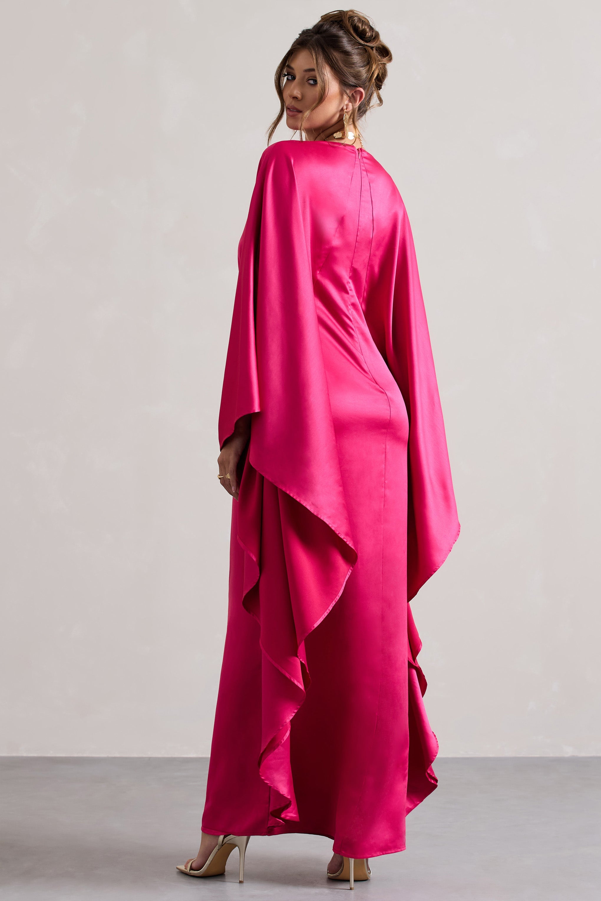 Alohi | Robe longue en satin rose décolleté plongeant et cape