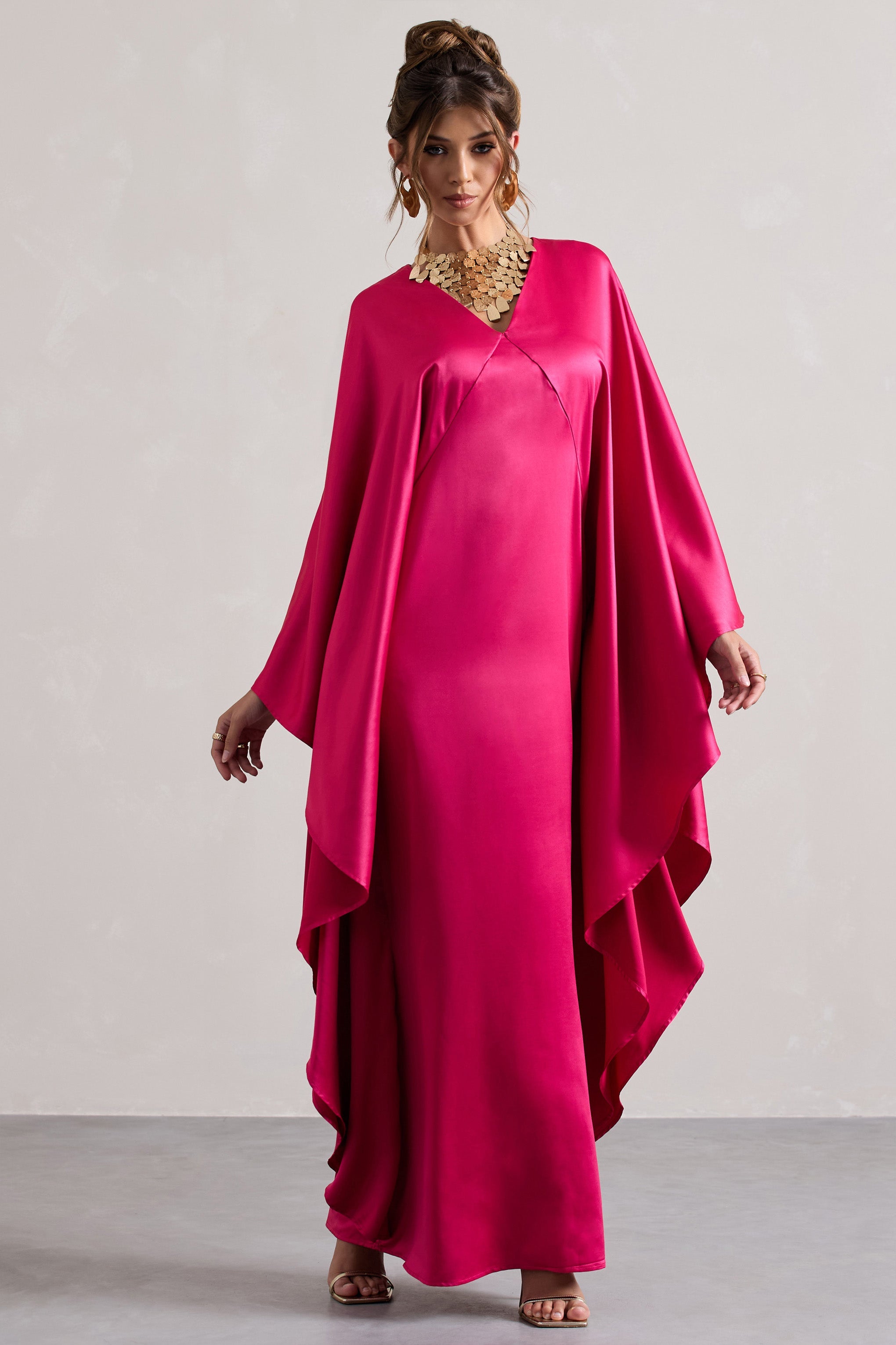 Alohi | Robe longue en satin rose décolleté plongeant et cape