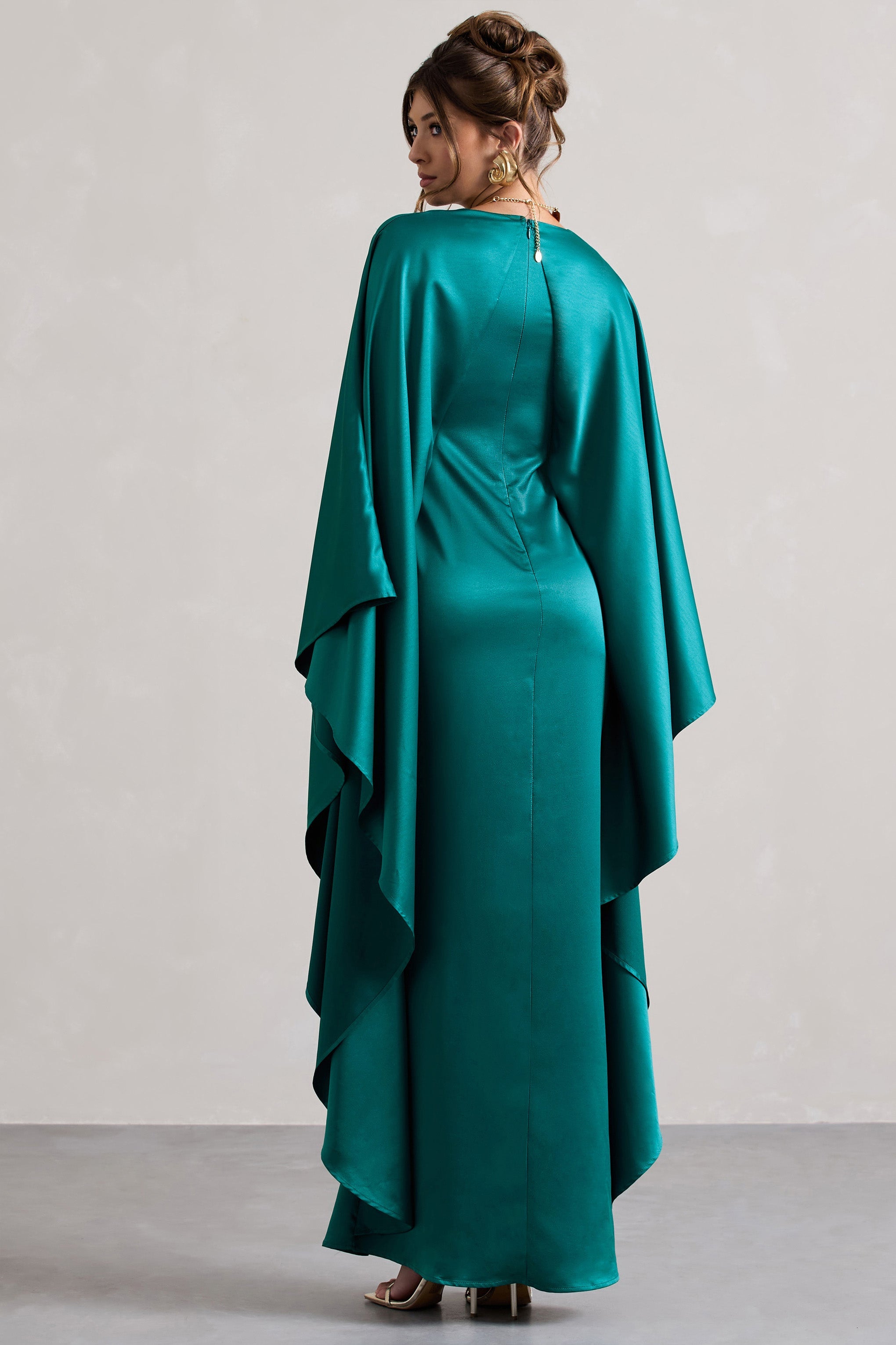 Alohi | Robe longue en satin vert bouteille décolleté plongeant et cape