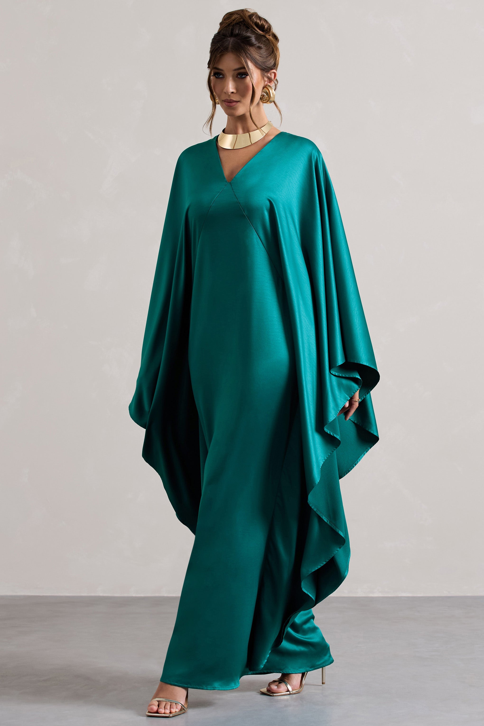 Alohi | Robe longue en satin vert bouteille décolleté plongeant et cape