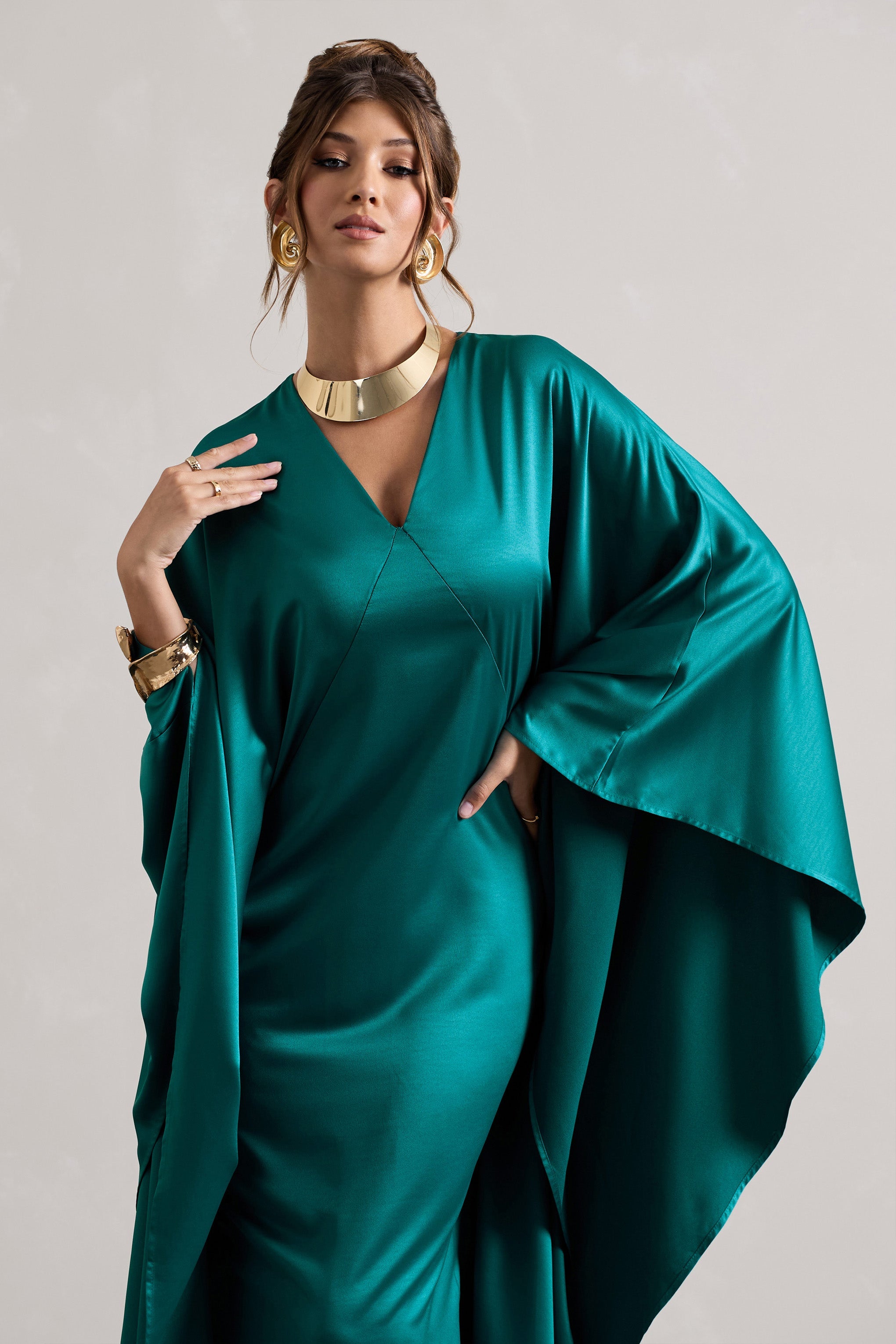 Alohi | Robe longue en satin vert bouteille décolleté plongeant et cape