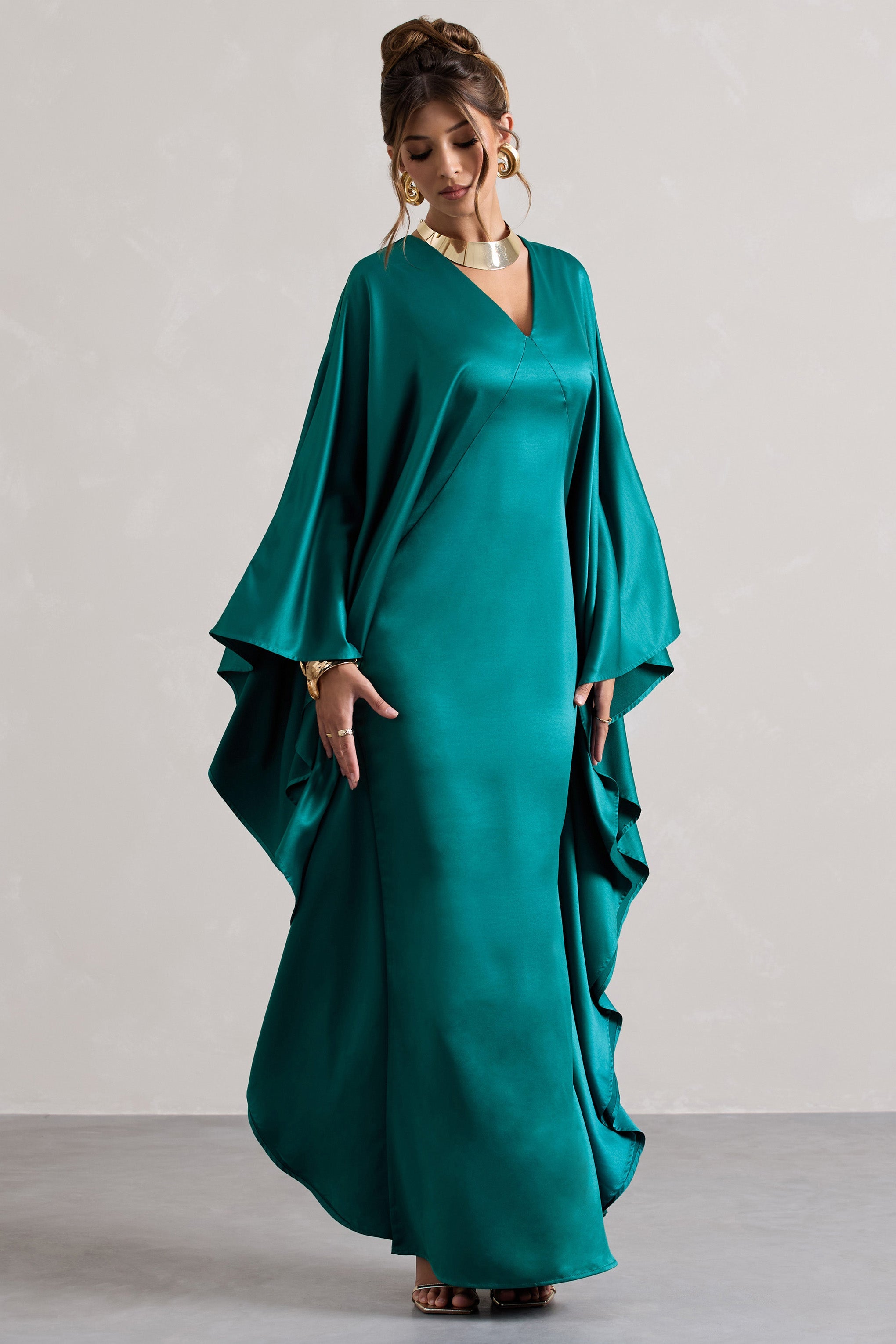 Alohi | Robe longue en satin vert bouteille décolleté plongeant et cape