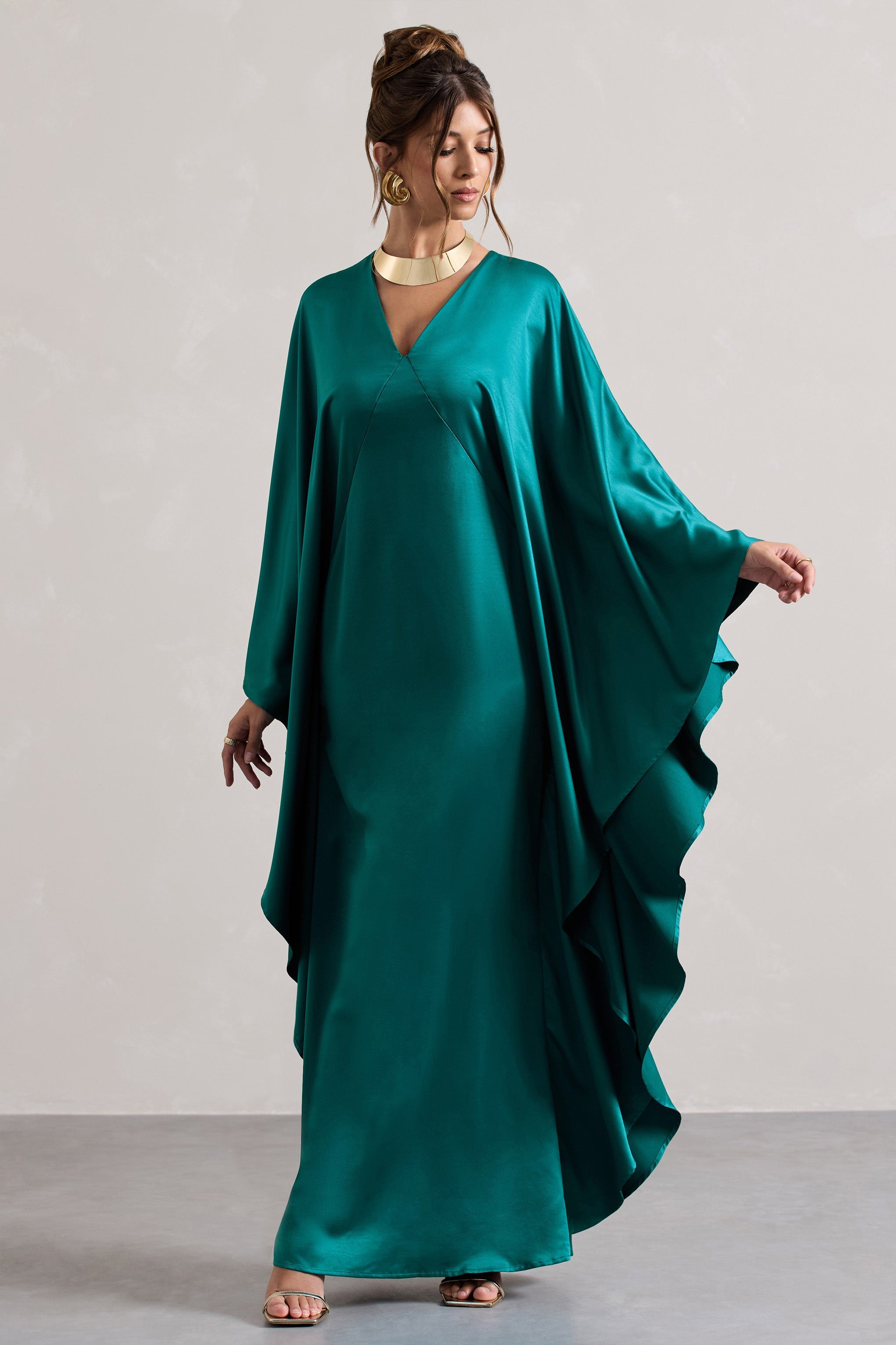 Alohi | Robe longue en satin vert bouteille décolleté plongeant et cape