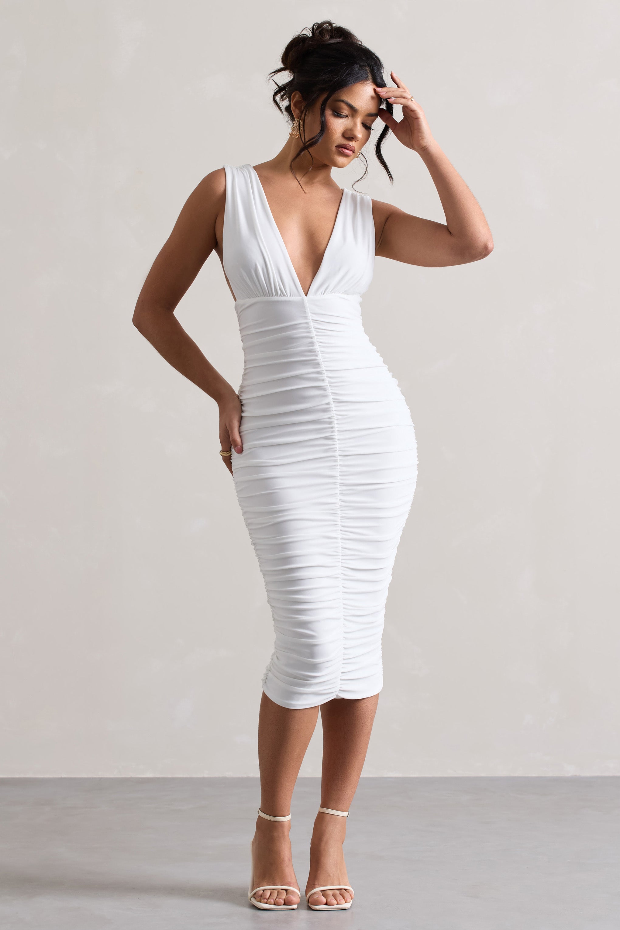 Attract | Robe mi-longue froncée blanche à décolleté plongeant