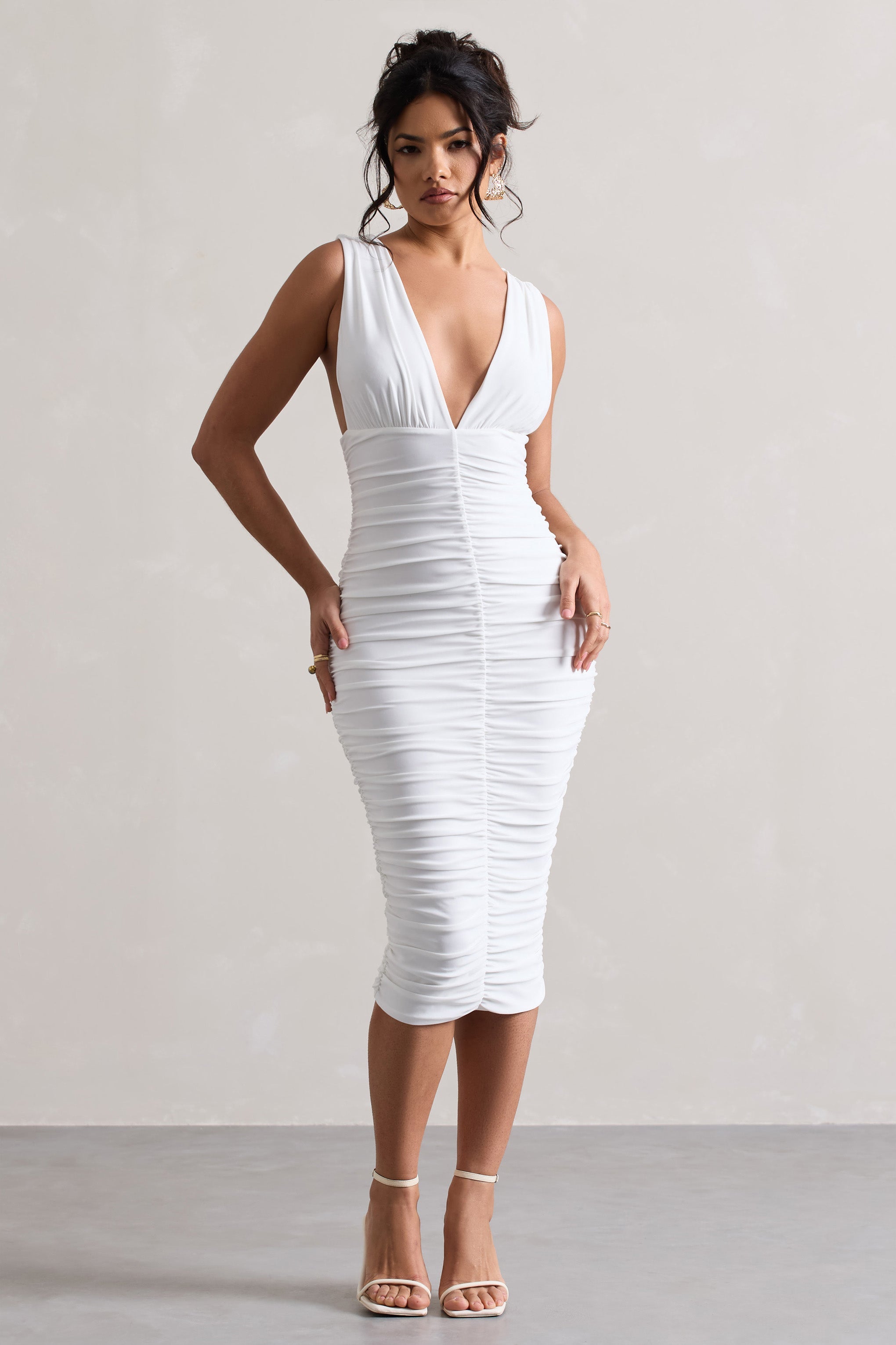 Attract | Robe mi-longue froncée blanche à décolleté plongeant