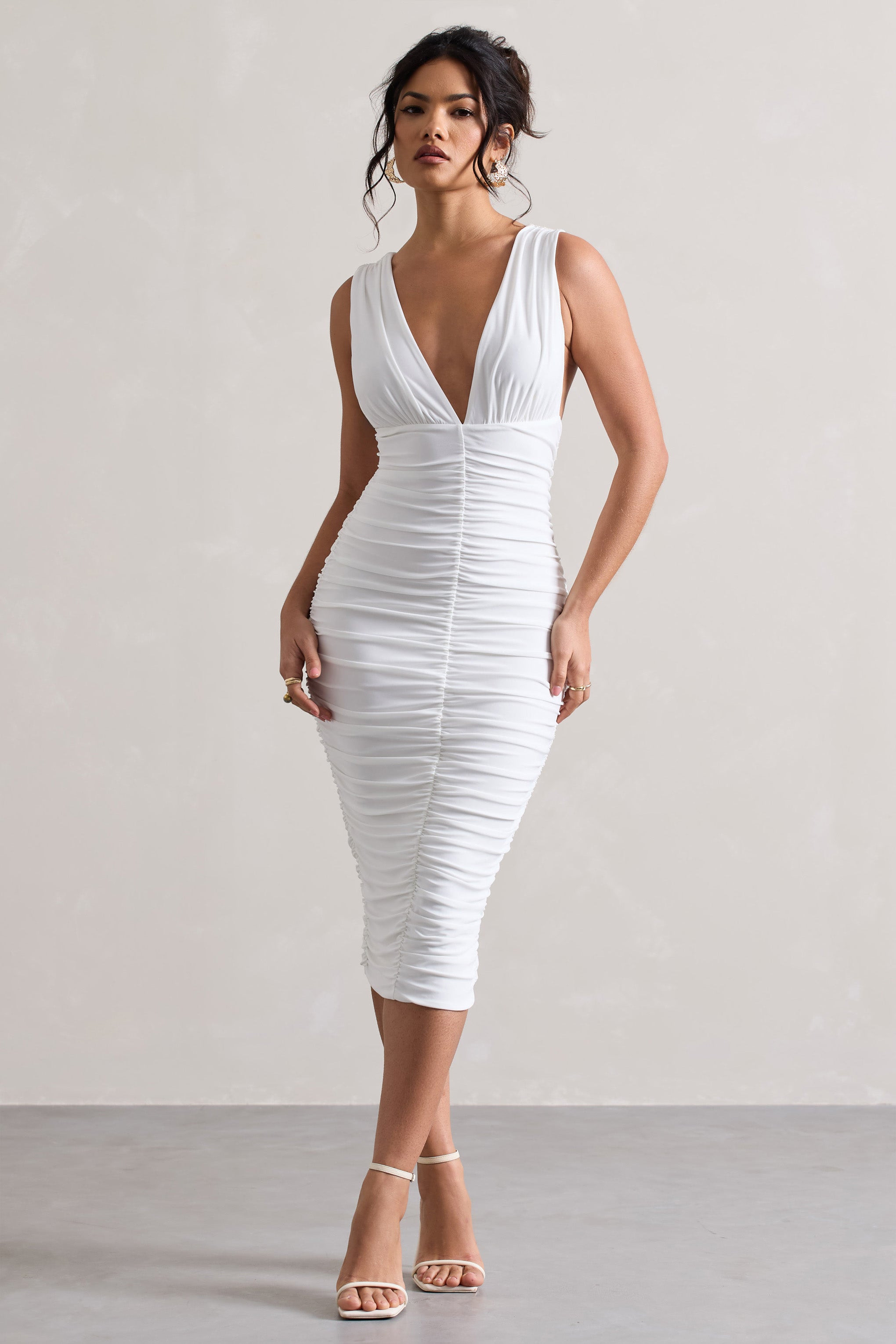 Attract | Robe mi-longue froncée blanche à décolleté plongeant