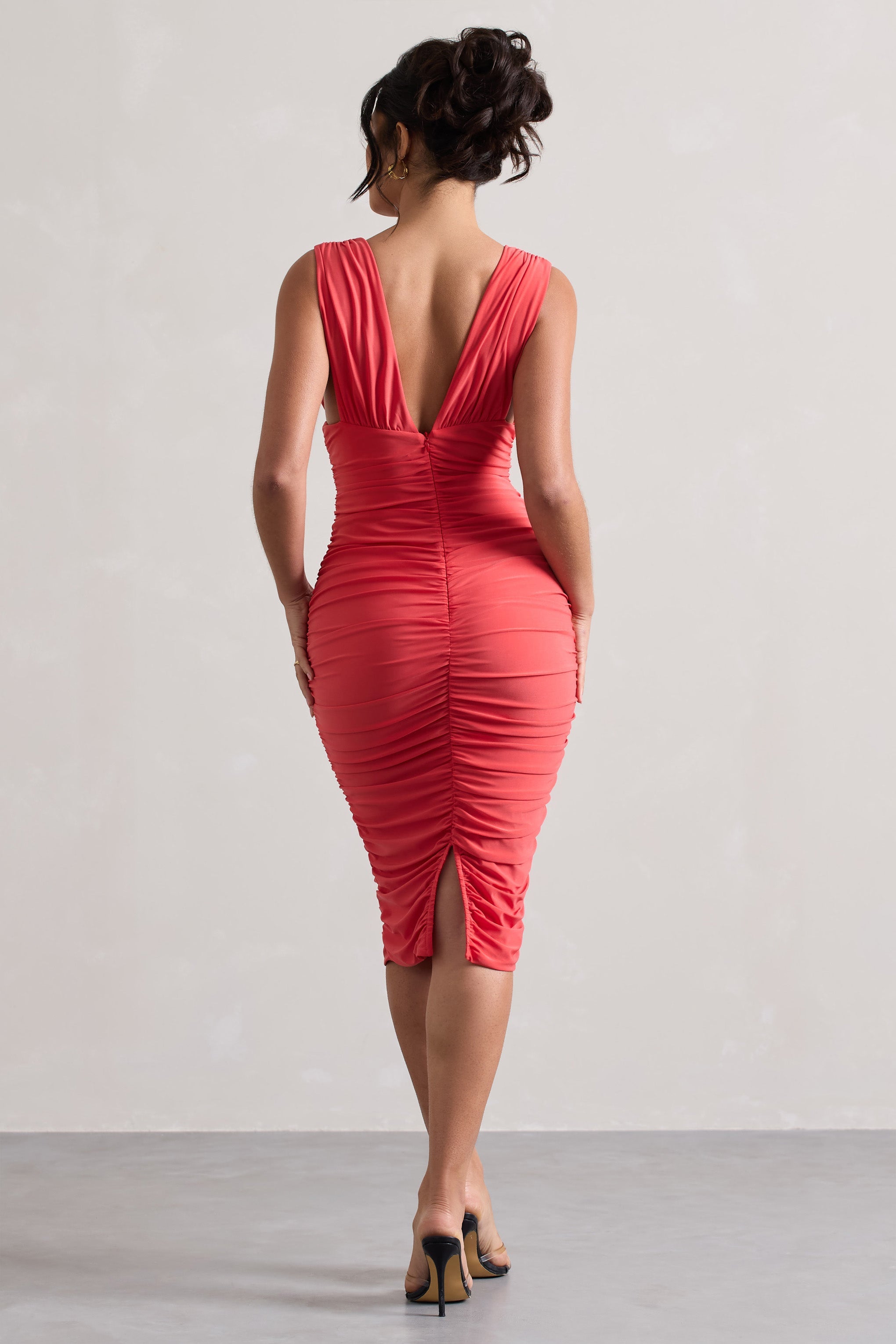 Attract | Robe mi-longue froncée corail à décolleté plongeant