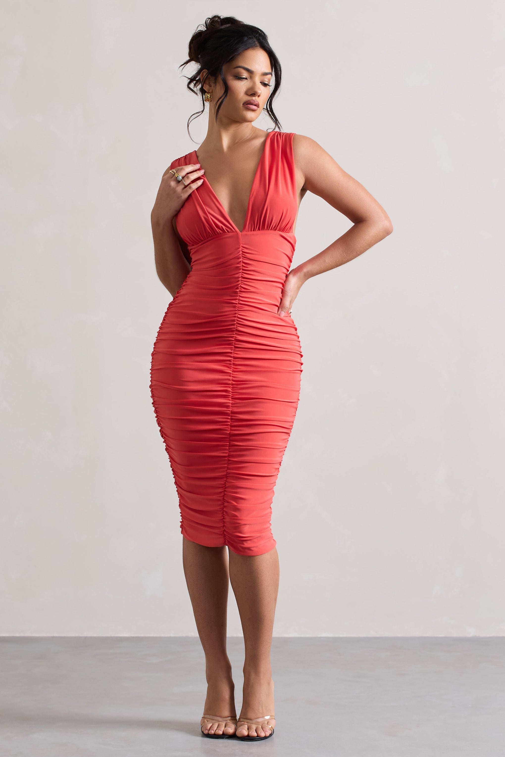 Attract | Robe mi-longue froncée corail à décolleté plongeant