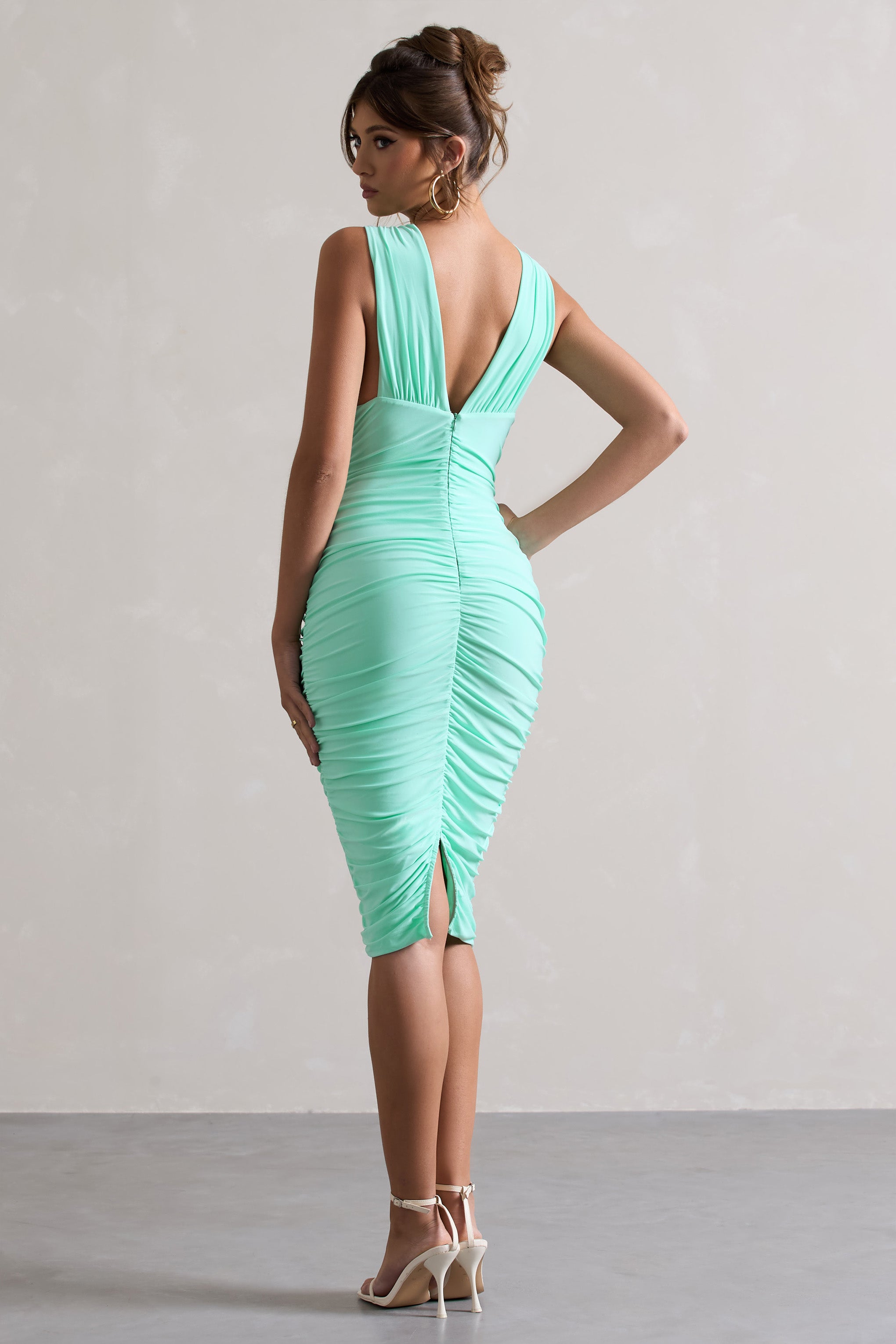 Attract | Robe mi-longue froncée vert menthe à décolleté plongeant