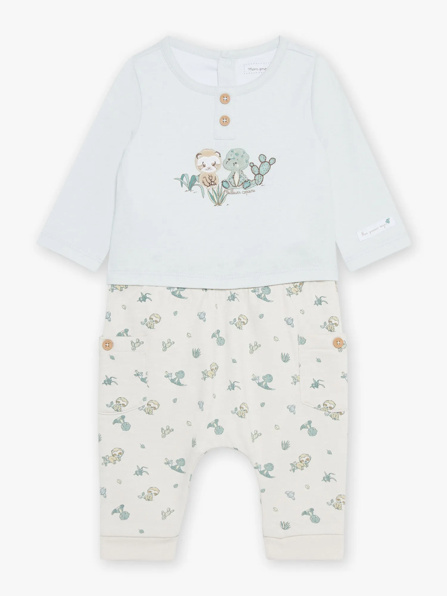 Body-T-shirt bleu, pantalon beige et chaussettes vert d'eau