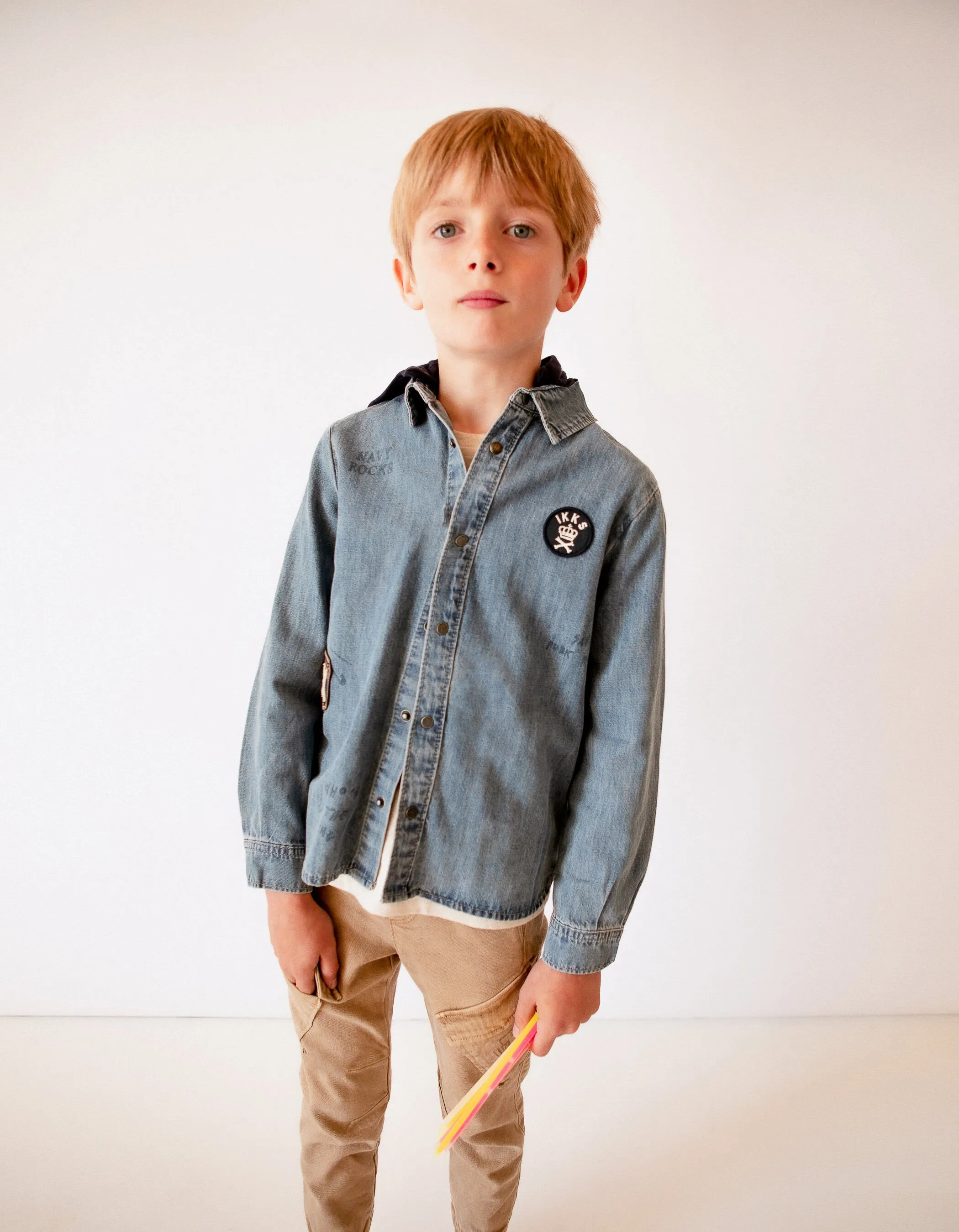 Chemise en jean light blue à badges et capuche garçon 