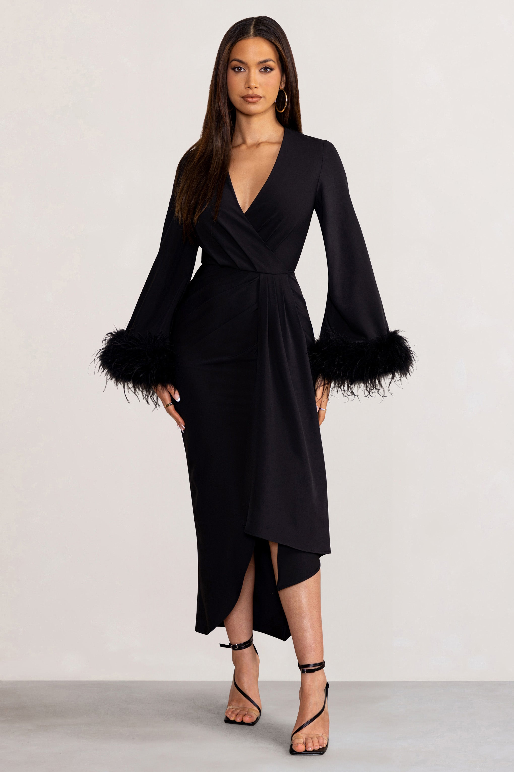 Jenna | Robe mi-longue noire à décolleté plongeant avec manches larges bordées de plumes et drapé à nouer sur le devant