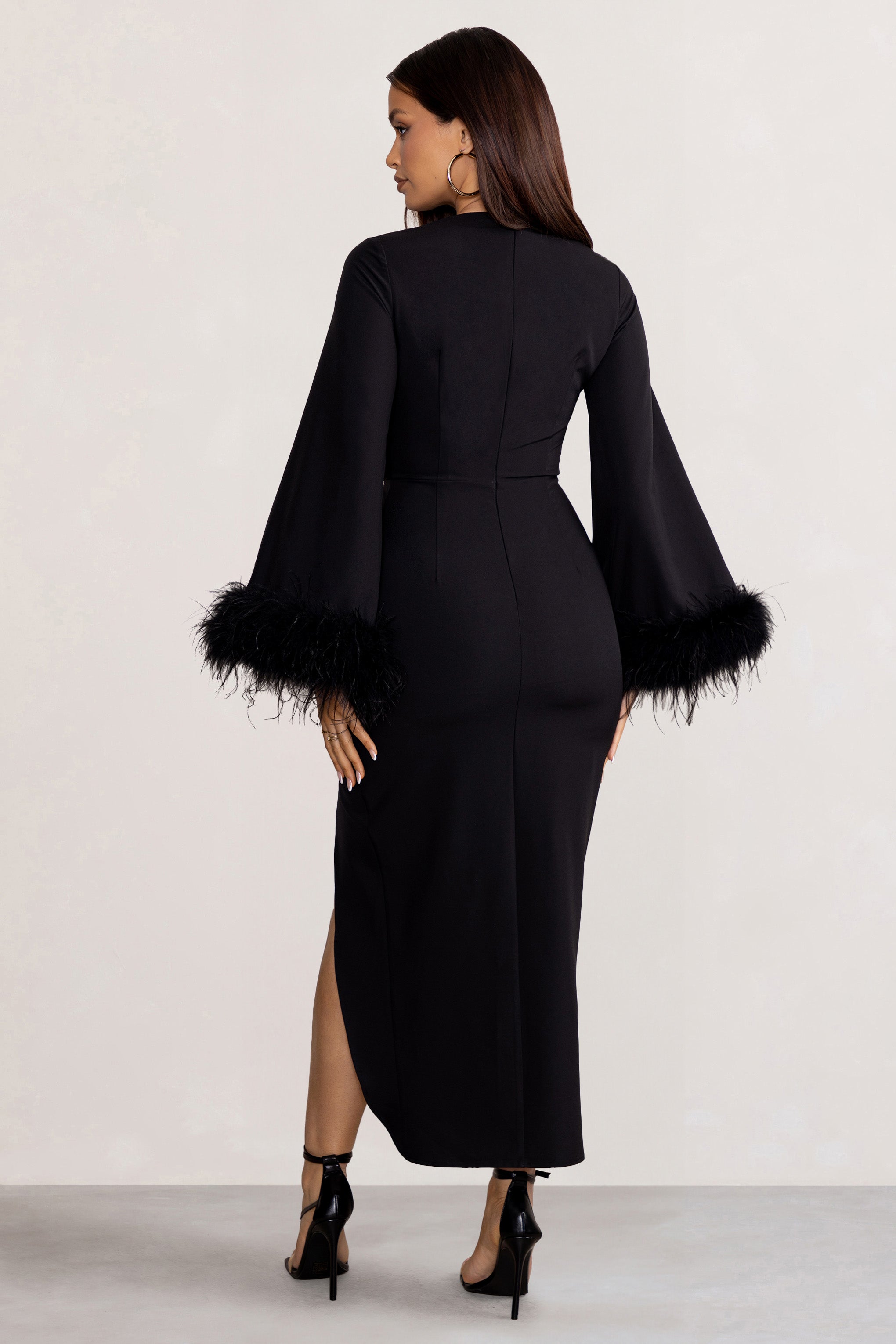 Jenna | Robe mi-longue noire à décolleté plongeant avec manches larges bordées de plumes et drapé à nouer sur le devant