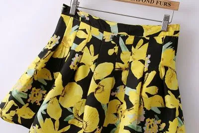 Jupe courte tendance motif fleuri noir jaune rose printemps été 2014