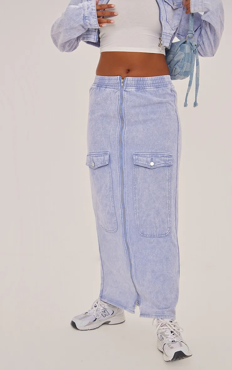 Jupe en jean mi-longue bleu délavé à poches cargo et zip devant