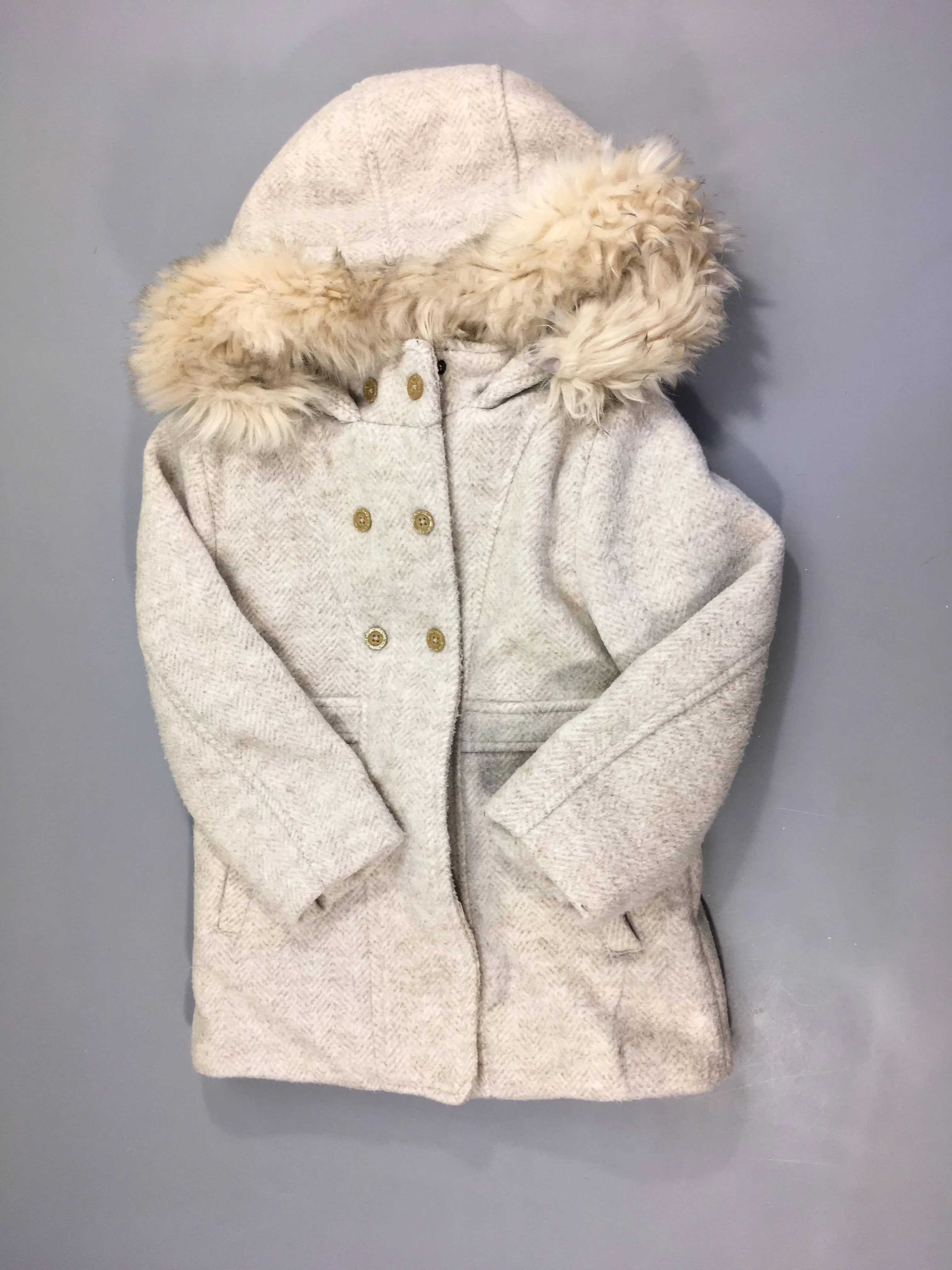 Manteau beige doublé sherpa en rembourage recyclé à capuche fausse fourrure amovible, boulochée