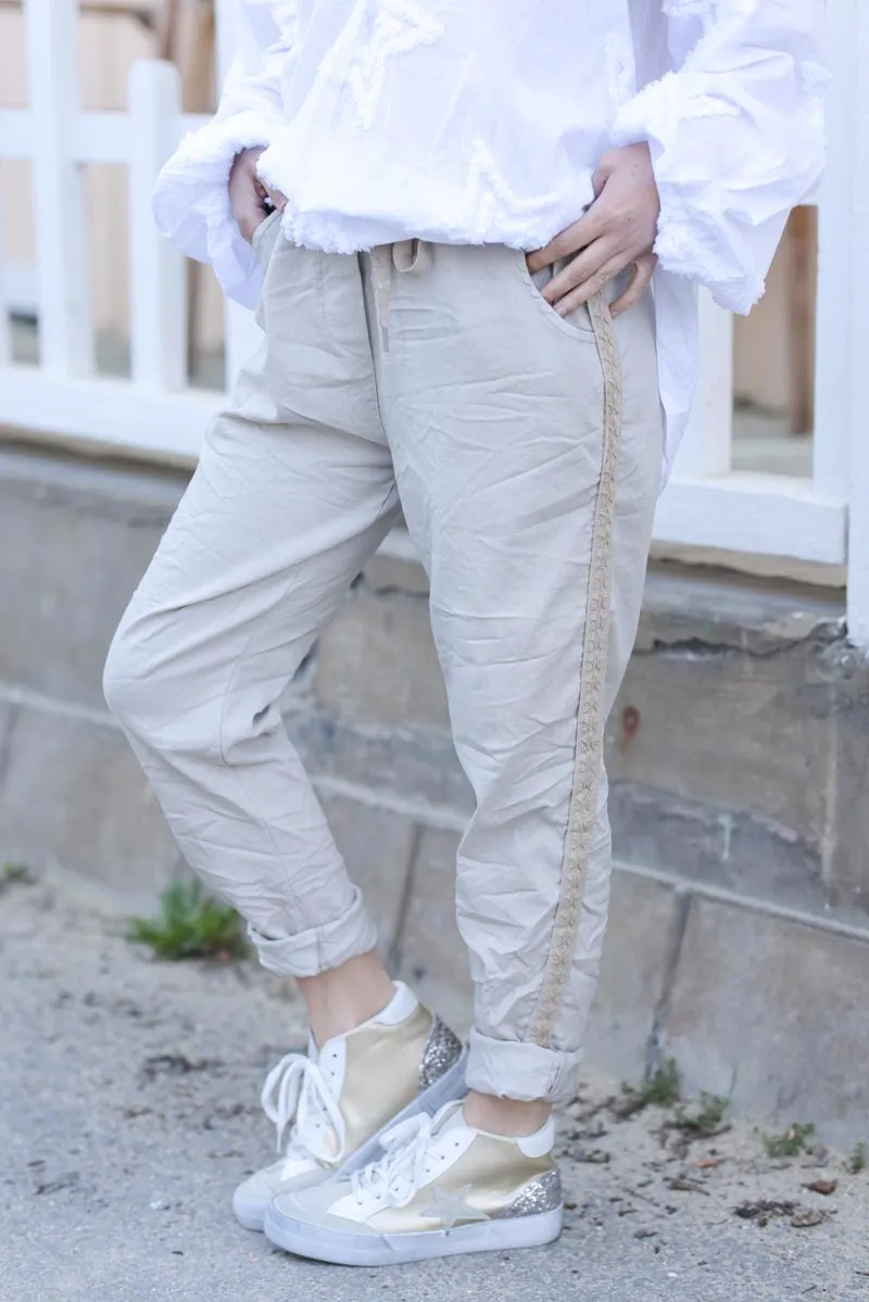 Pantalon beige confort en toile stretch liseré étoiles brodées