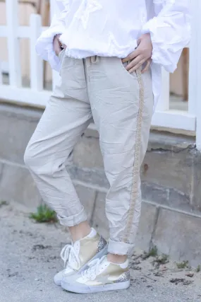 Pantalon beige confort en toile stretch liseré étoiles brodées