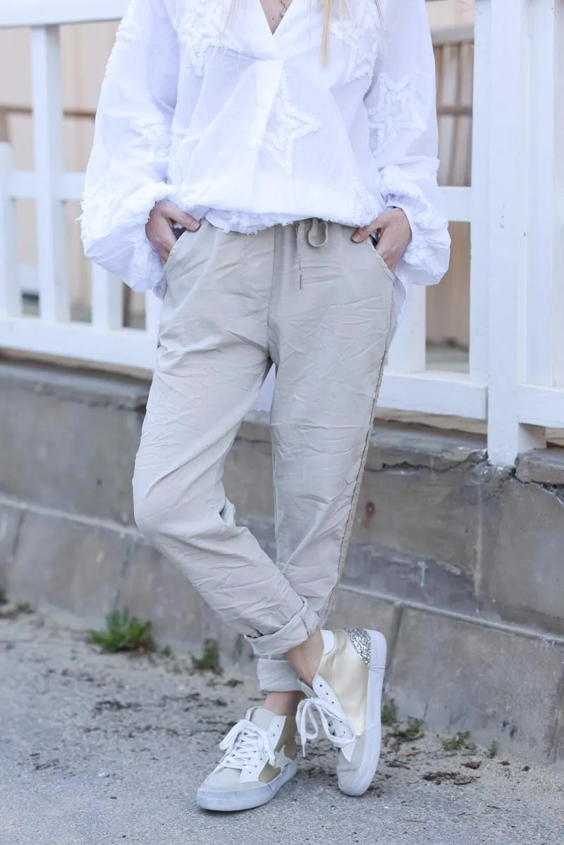 Pantalon beige confort en toile stretch liseré étoiles brodées