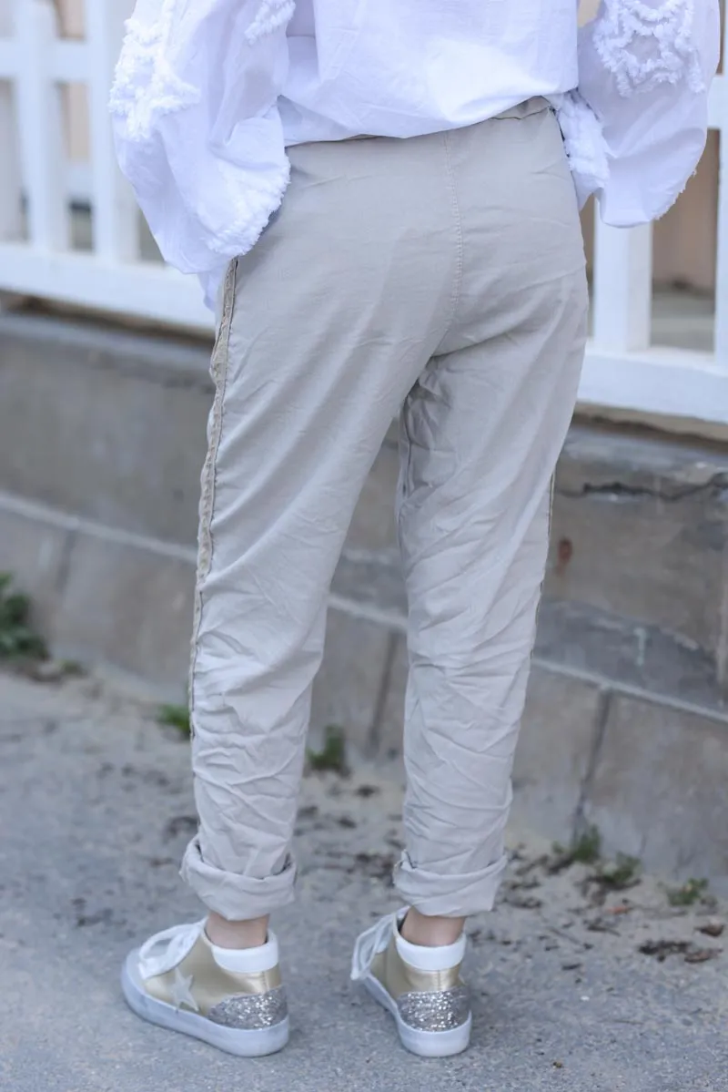 Pantalon beige confort en toile stretch liseré étoiles brodées