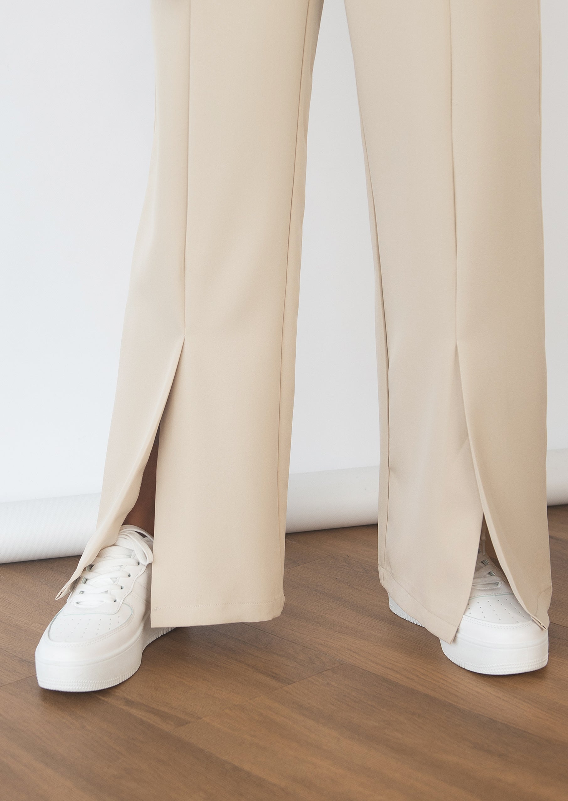 Pantalon beige fendu devant