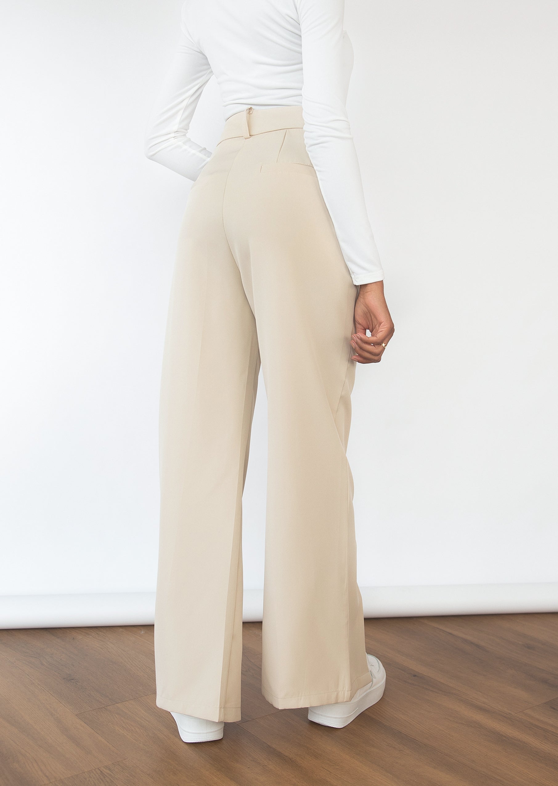 Pantalon beige fendu devant