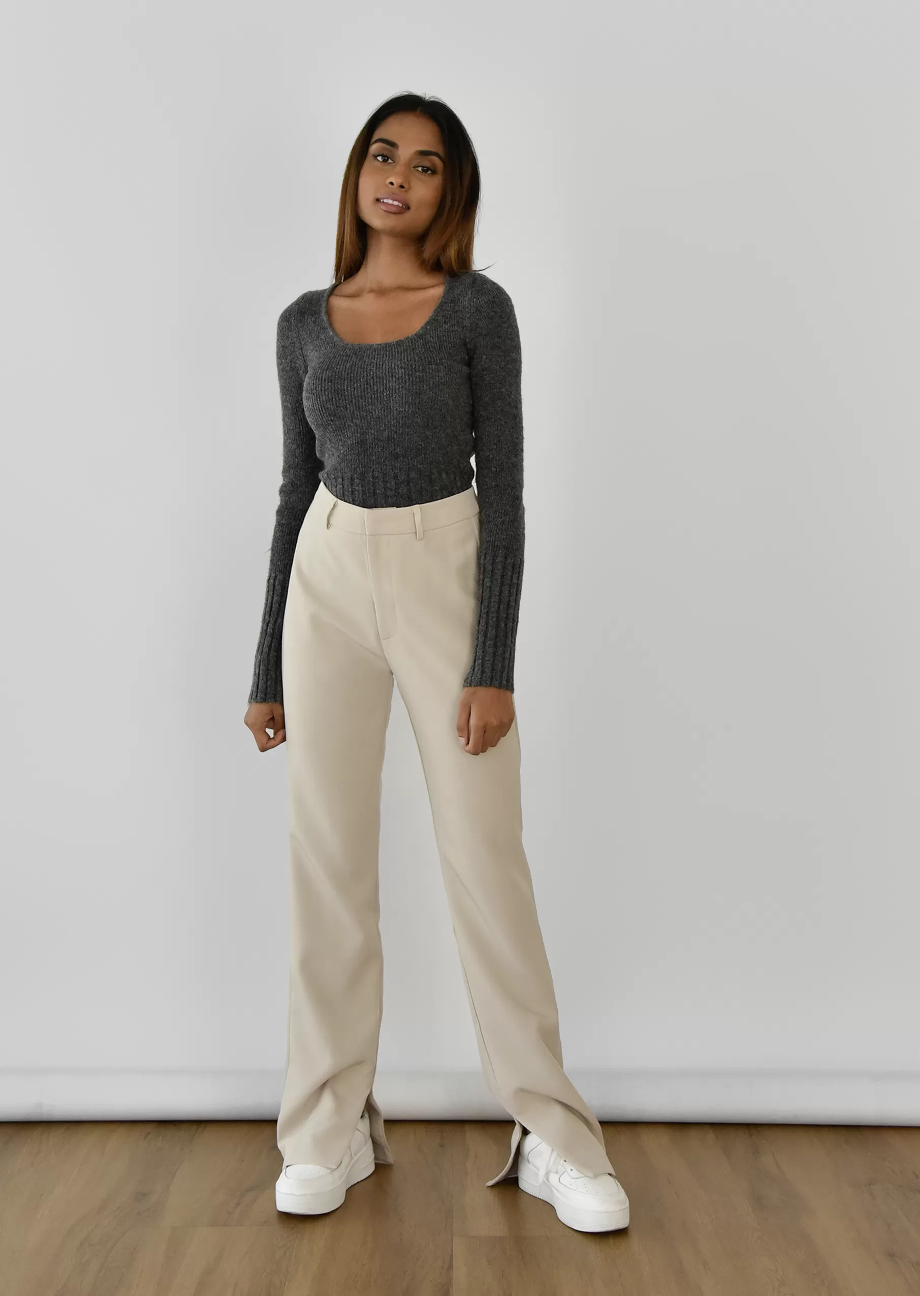 Pantalon beige fendu sur le côté