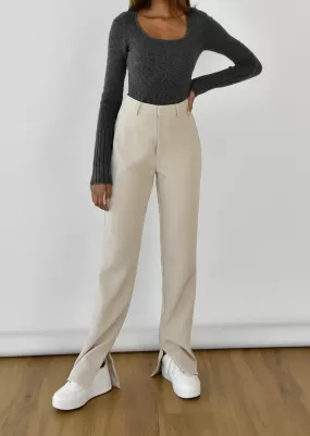 Pantalon beige fendu sur le côté