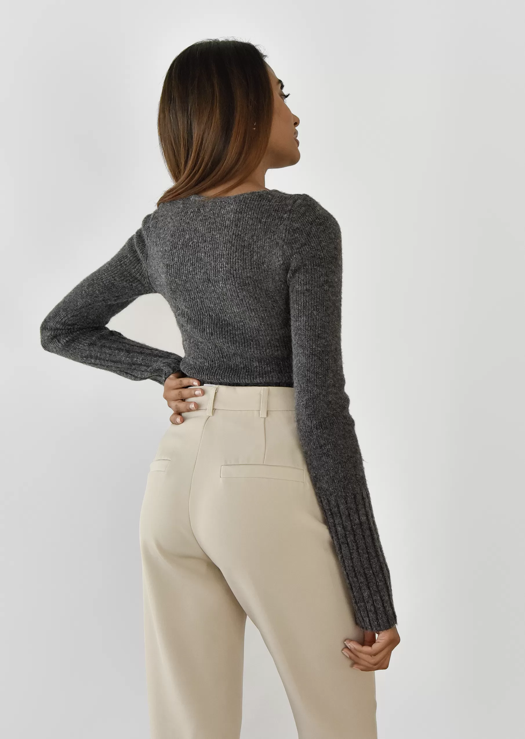 Pantalon beige fendu sur le côté