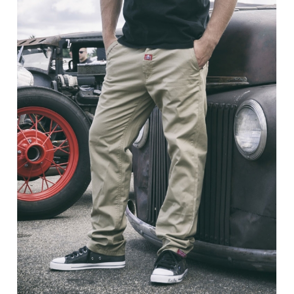 Pantalon chino Rusty Pistons avec pinstriping brodé.