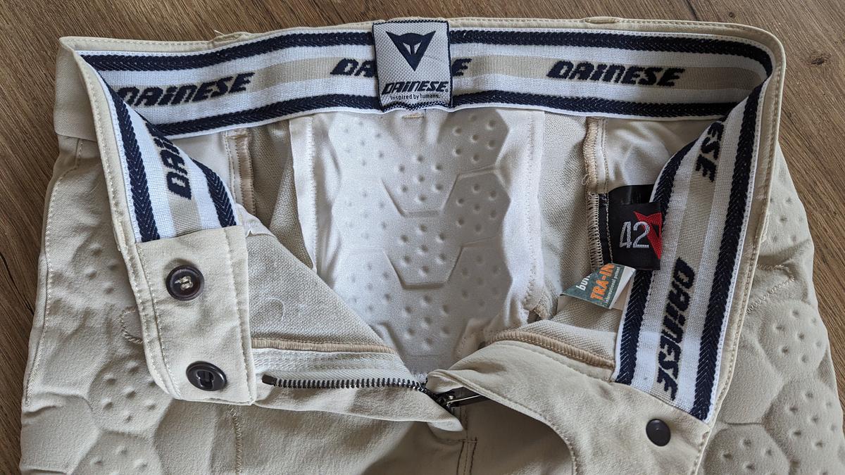 Pantalon d'équitation DAINESE beige femme avec protections