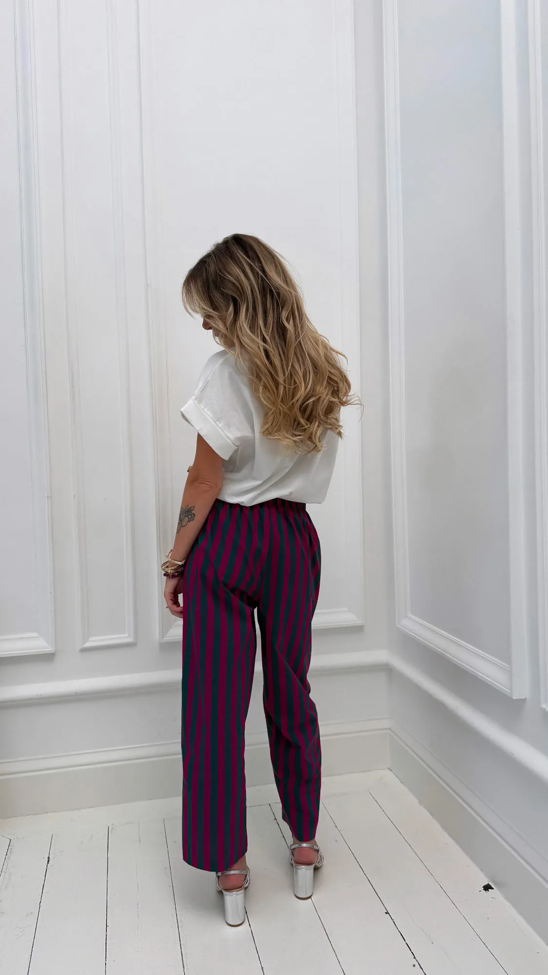 Pantalon magenta et vert à rayures