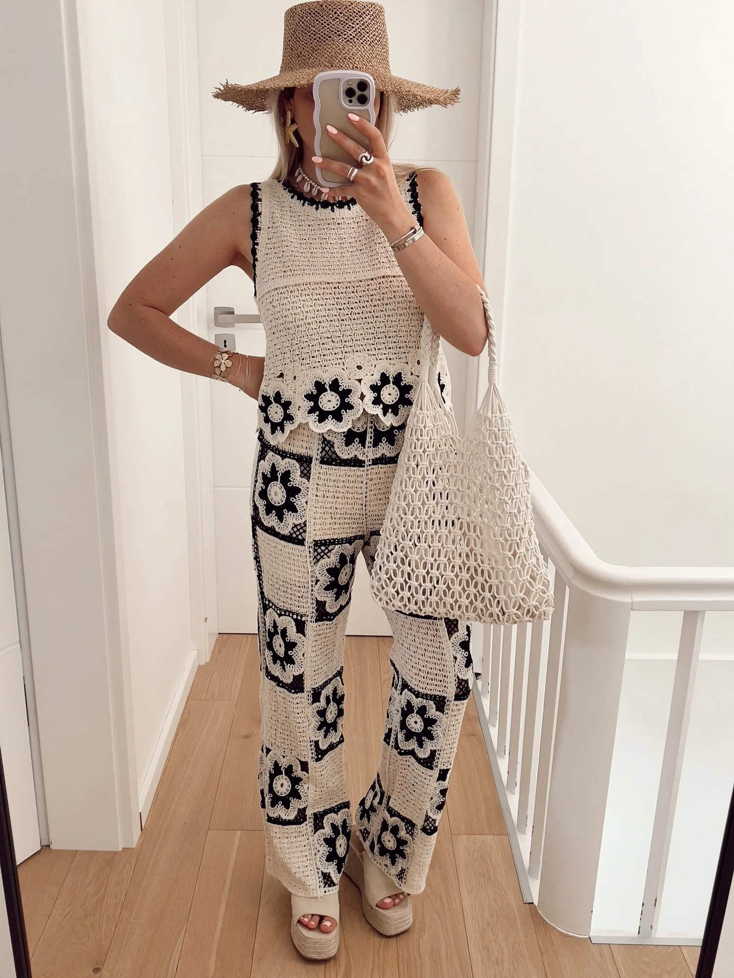 Pantalon PAMPA En crochet beige et fleurs noires