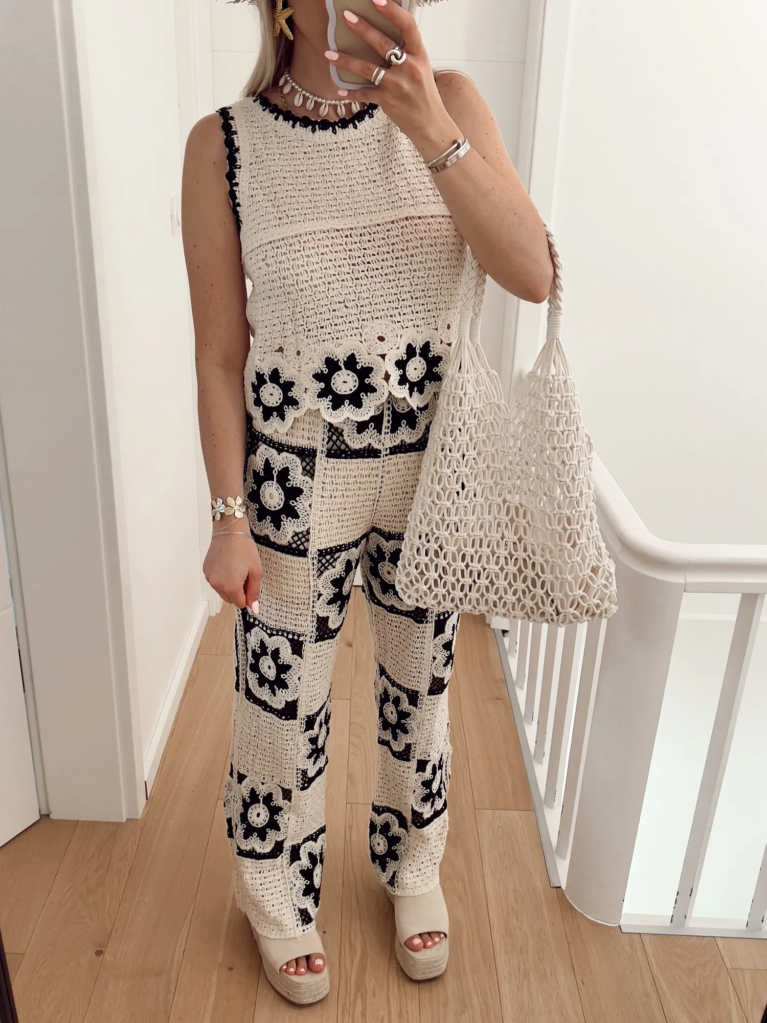 Pantalon PAMPA En crochet beige et fleurs noires