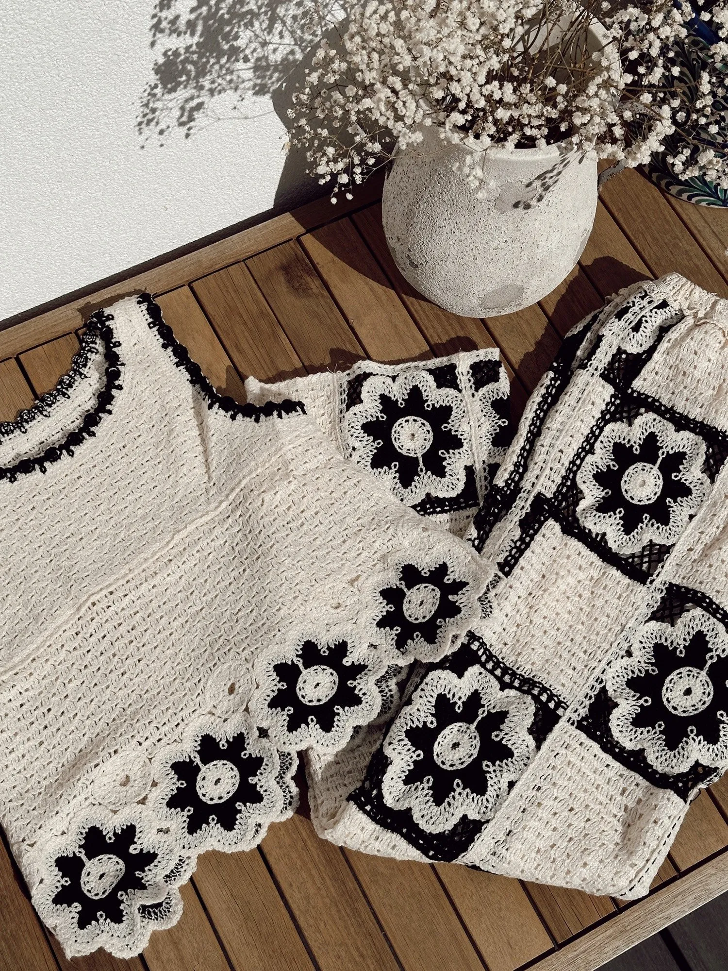 Pantalon PAMPA En crochet beige et fleurs noires