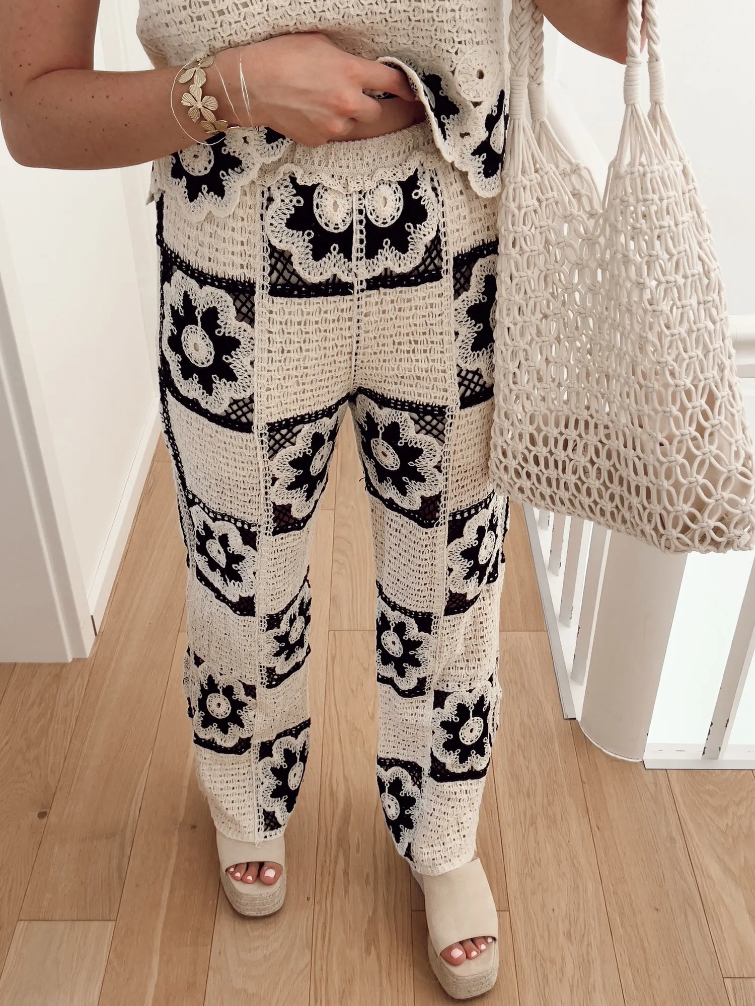 Pantalon PAMPA En crochet beige et fleurs noires