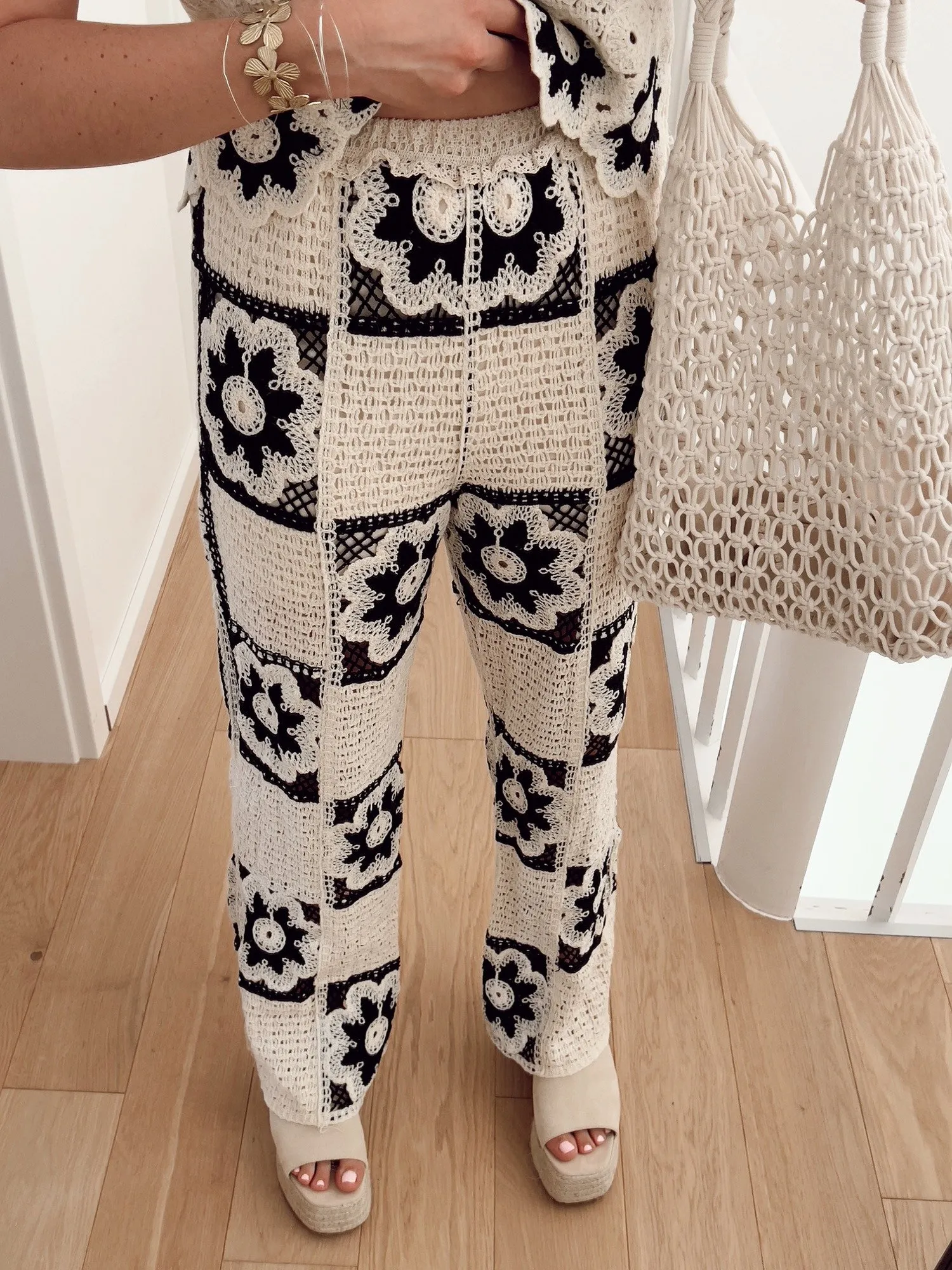 Pantalon PAMPA En crochet beige et fleurs noires