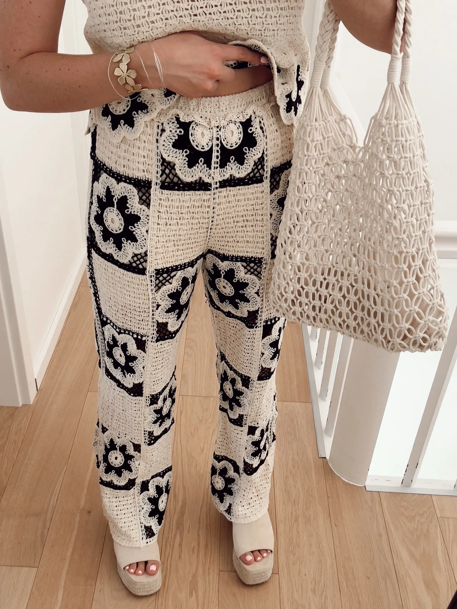 Pantalon PAMPA En crochet beige et fleurs noires