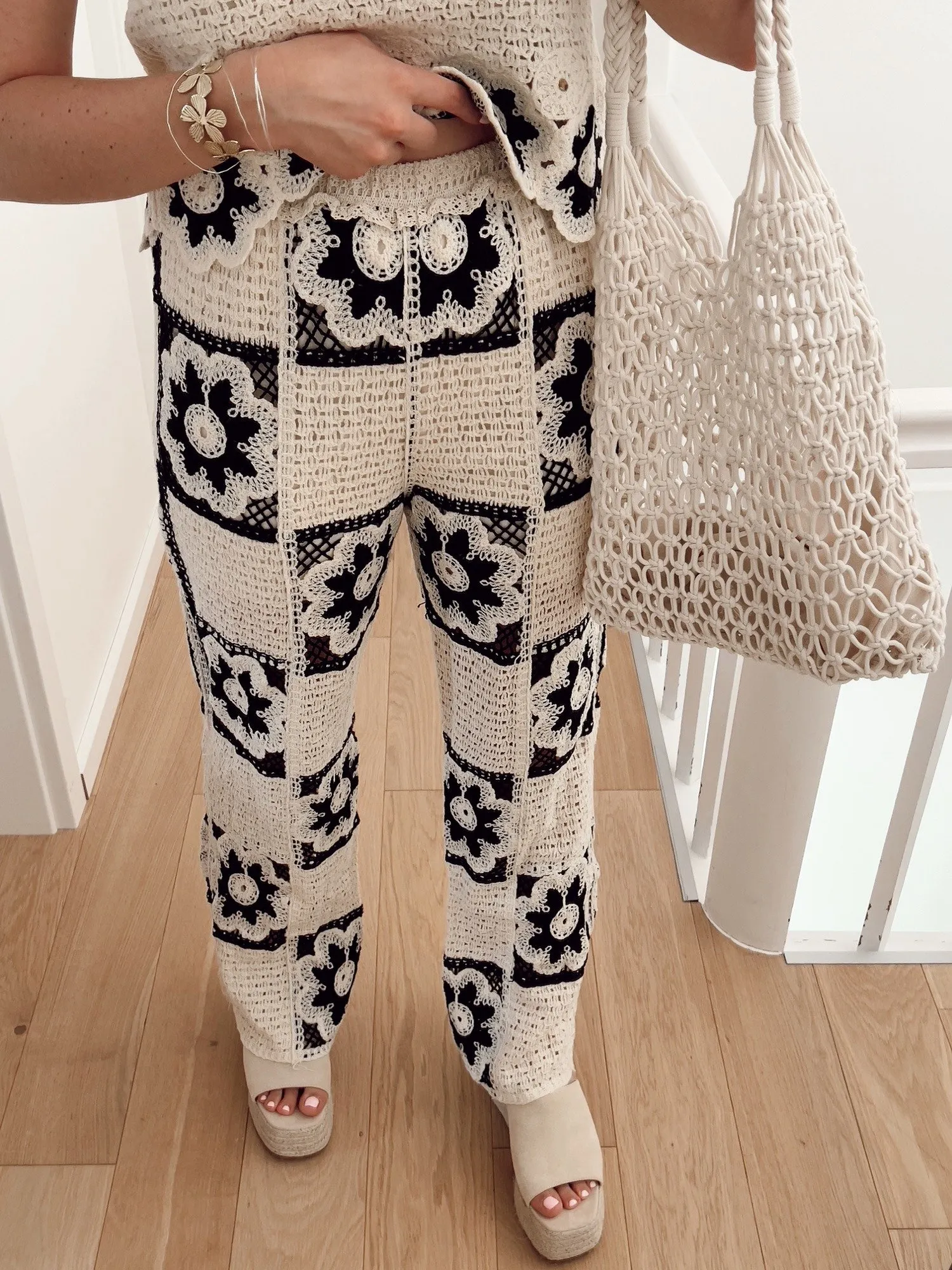 Pantalon PAMPA En crochet beige et fleurs noires