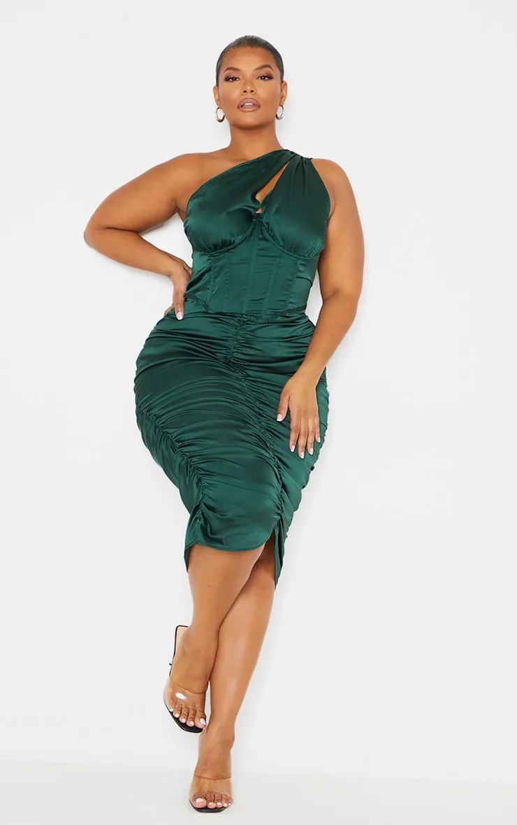 Plus Robe mi-longue satinée froncée vert émeraude à épaule unique détail corset