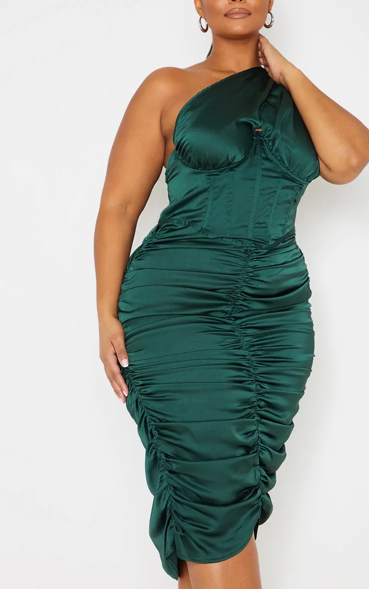 Plus Robe mi-longue satinée froncée vert émeraude à épaule unique détail corset