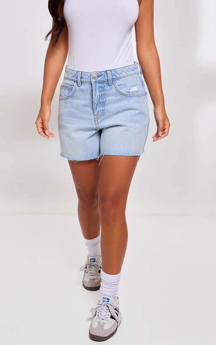 PRETTYLITTLETHING Petite Short boyfriend en jean bleu clair à ourlet élimé