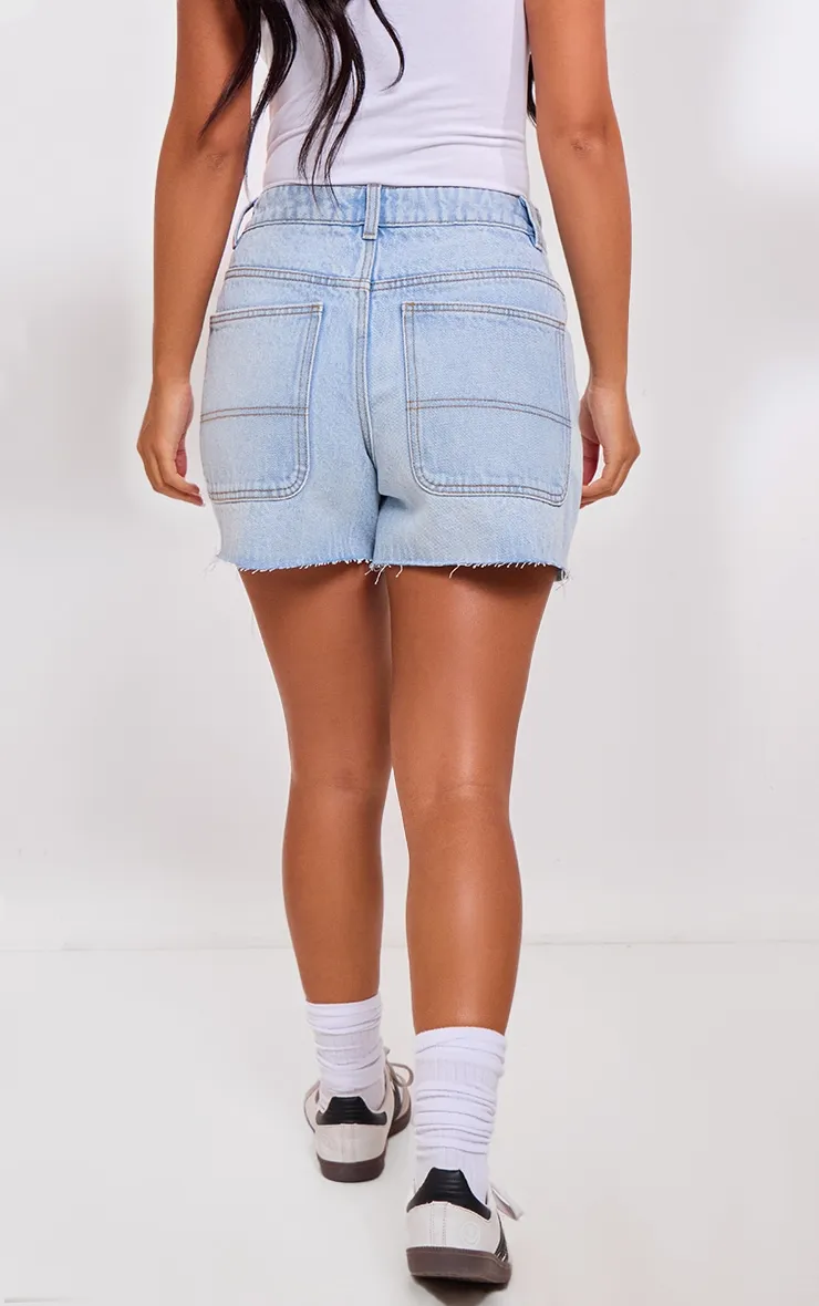 PRETTYLITTLETHING Petite Short boyfriend en jean bleu clair à ourlet élimé