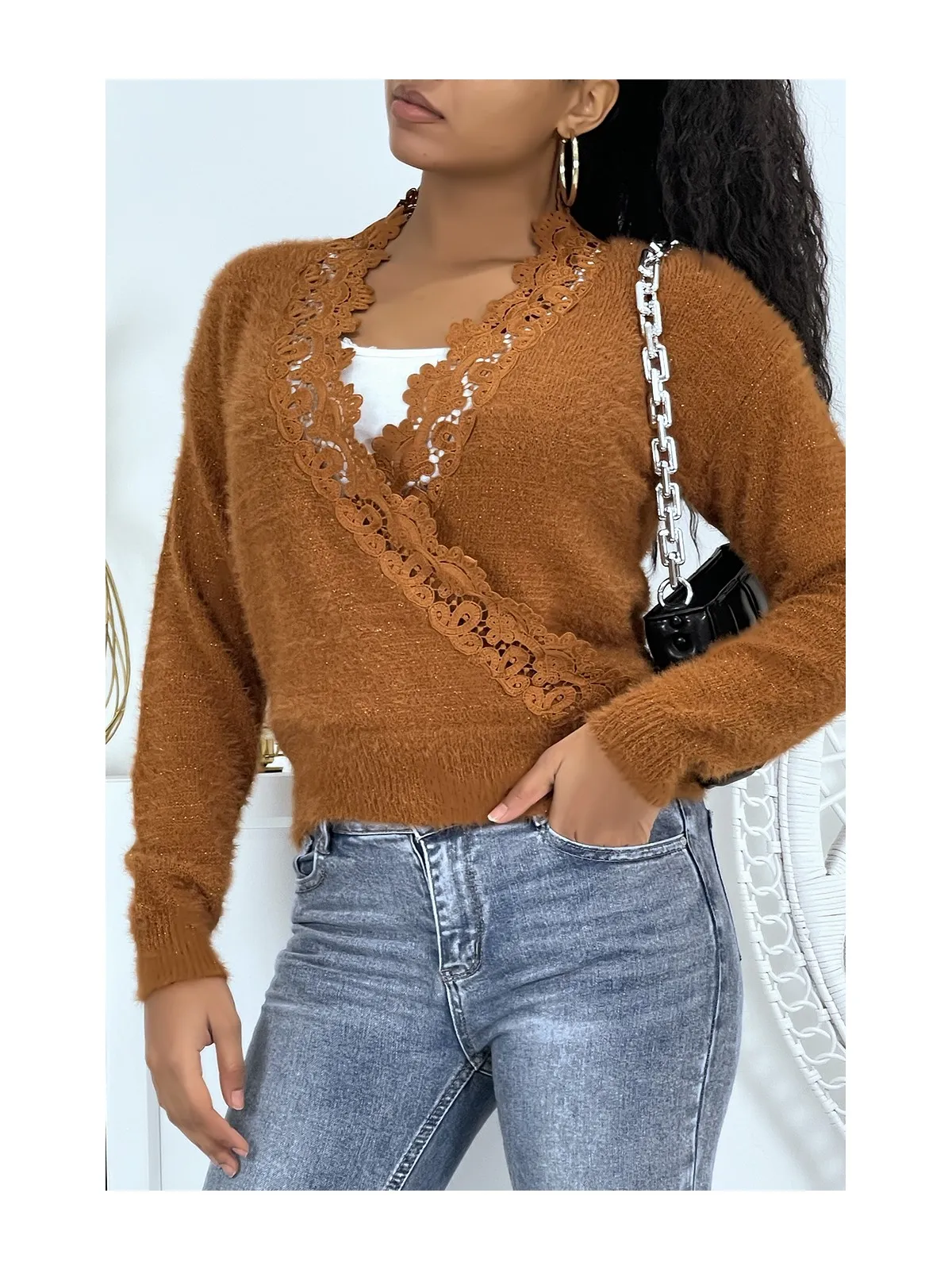 Pull cache-coeur couleur cognac et matière duveteux