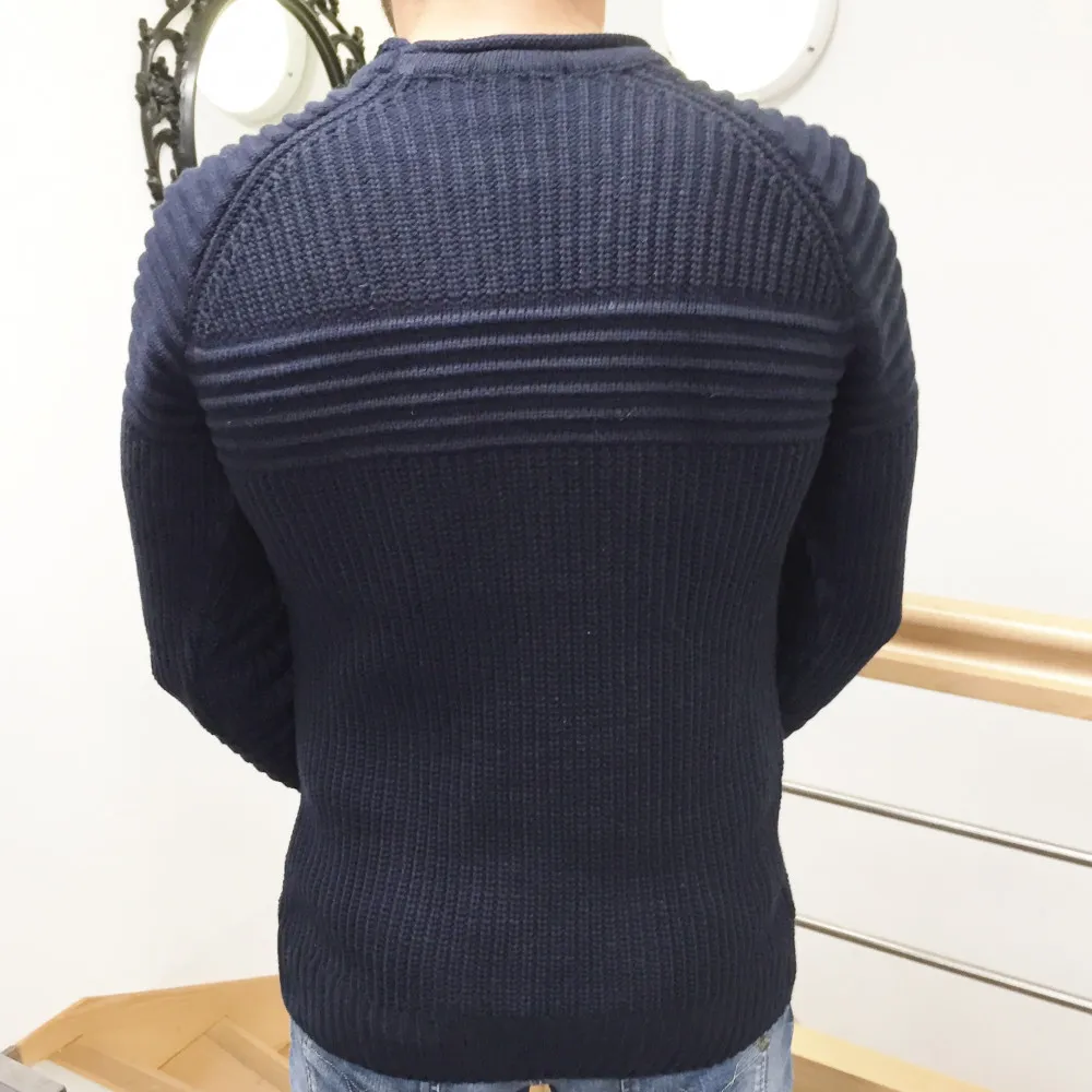 Pull marine à motifs ton sur ton gris