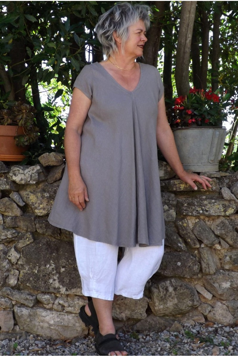 Robe courte en lin ou tunique lin couleur taupe.