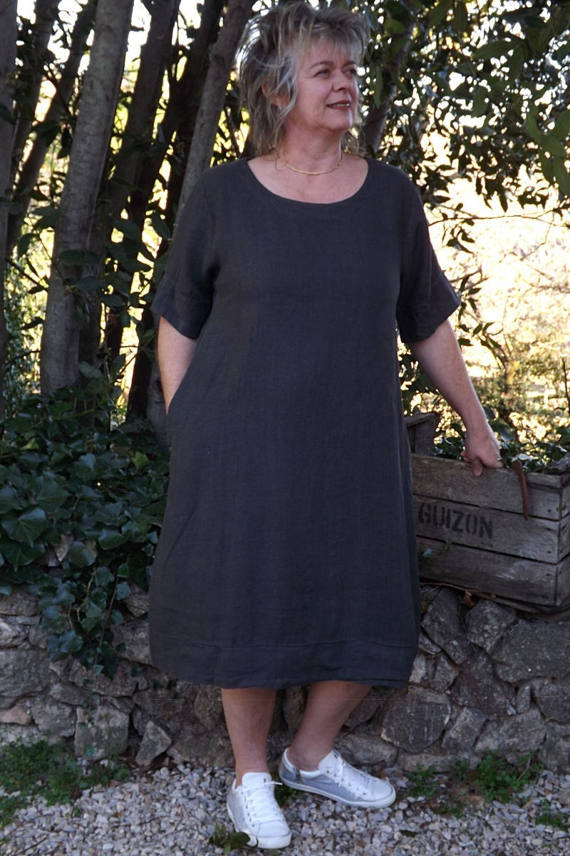 Robe en lin grande taille de couleur anthracite manches courtes