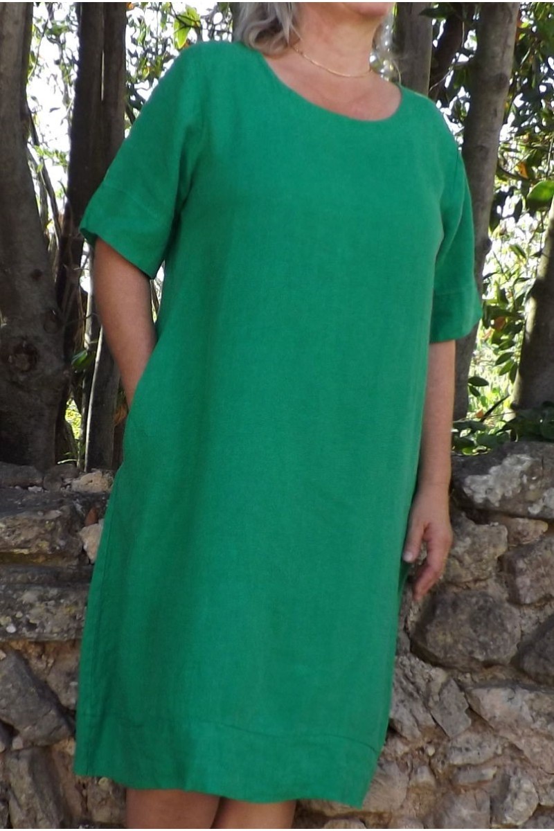 Robe en lin grande taille de couleur vert golf à manches courtes.