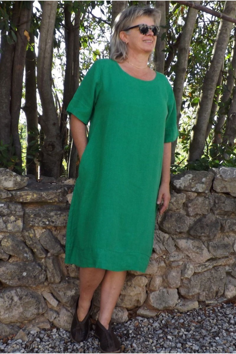 Robe en lin grande taille de couleur vert golf à manches courtes.