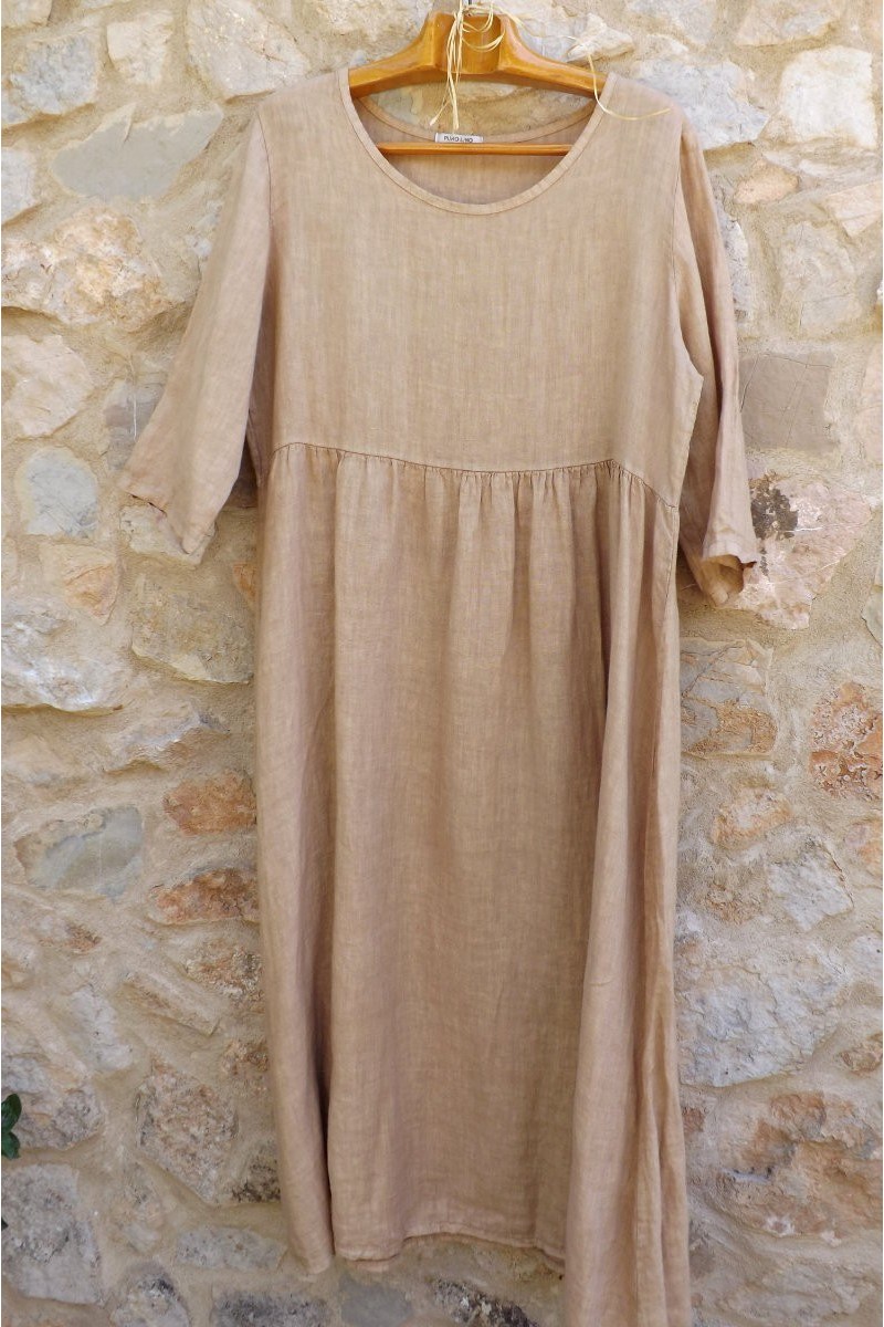 Robe longue en lin couleur crème brulée.